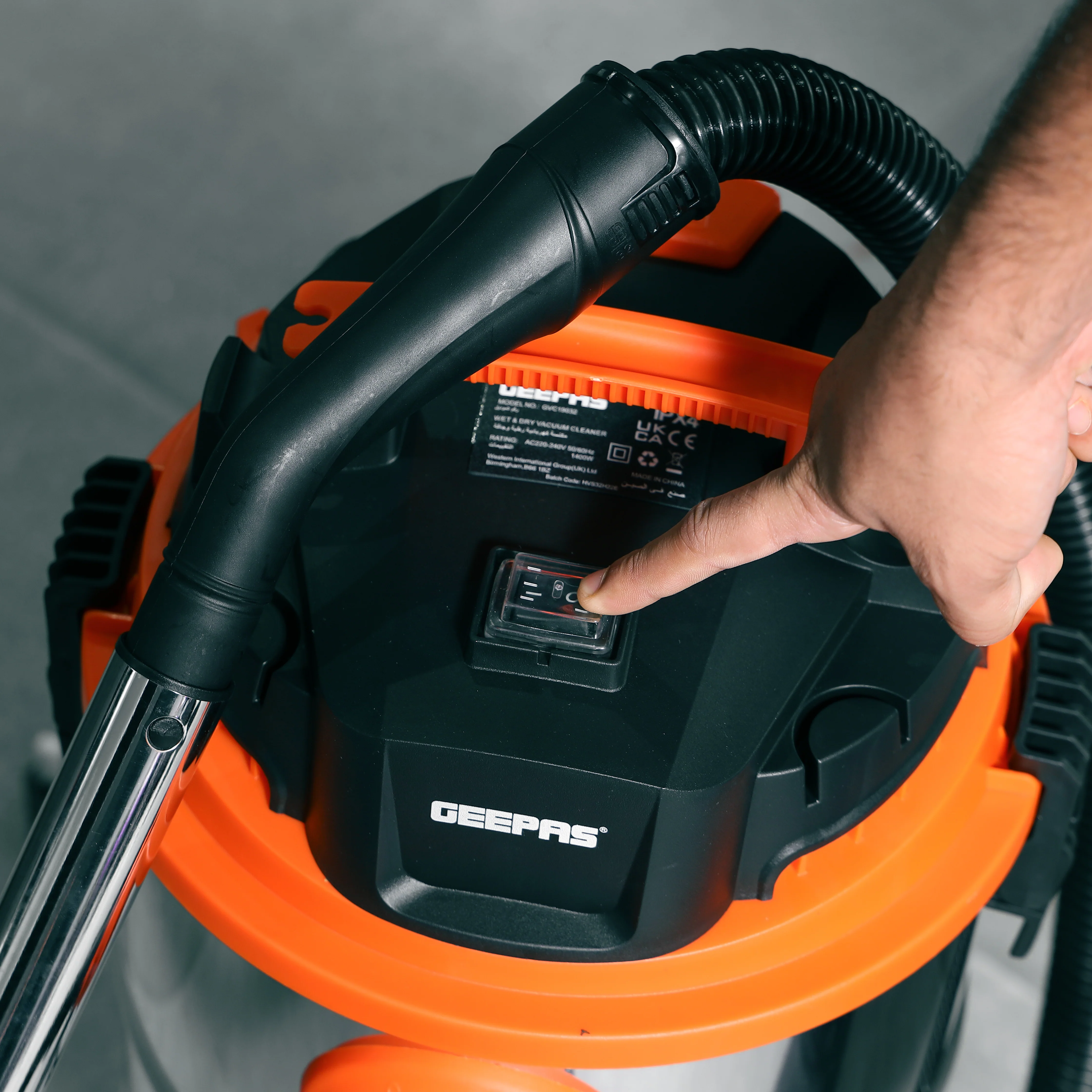 Geepas GVC19032 Wet & Dry Vacuum Cleaner | 1400W Copper Motor | 30L Capacity | Wet/Dry/Blow 3-in-1 Function | Hose Storage & Universal Wheels | 2 Years Warranty - Image 4