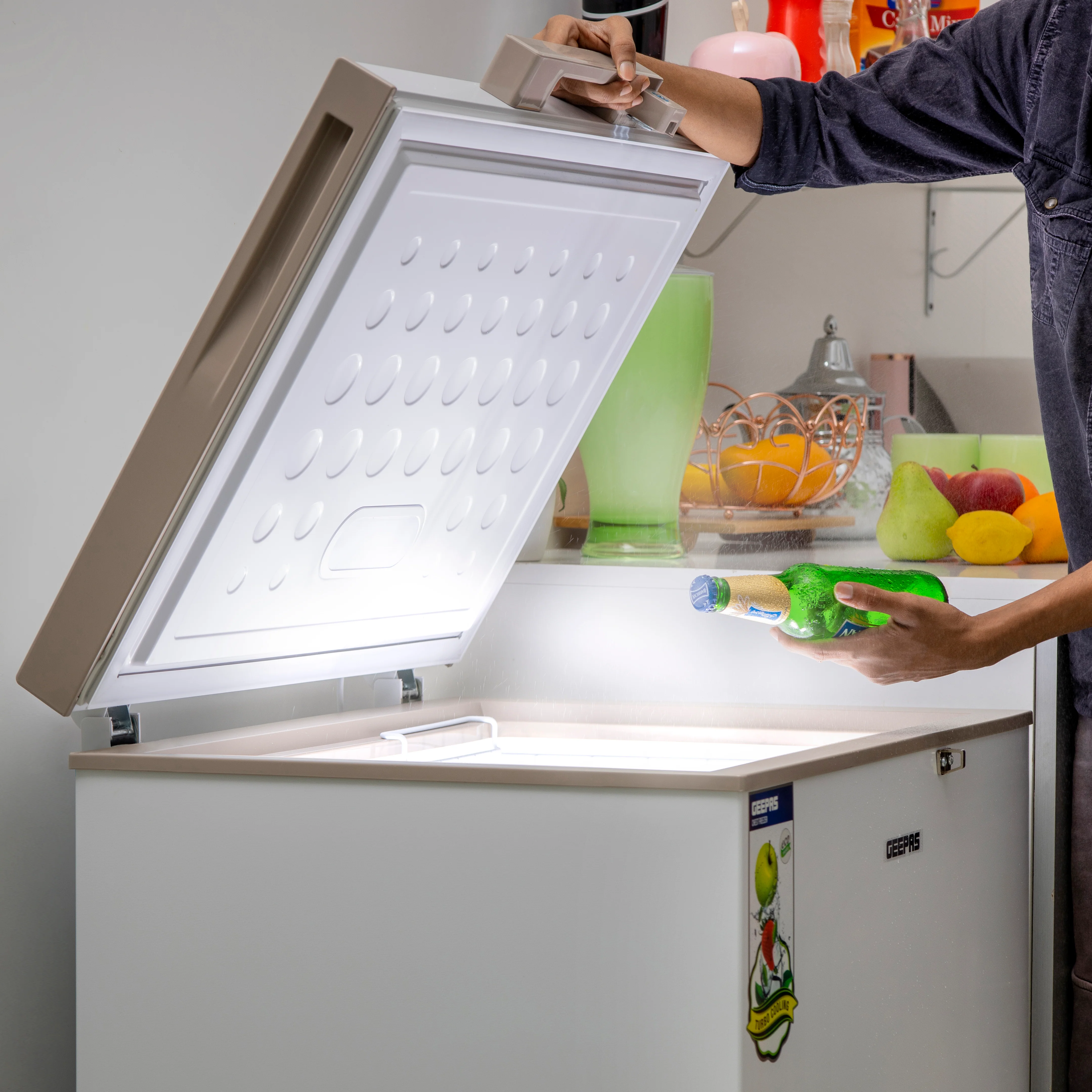 Geepas GCF1706WAH Chest Freezer | 170L Capacity |-18°C Deep Freezer with LED Light, Lock & Adjustable Thermostat | 115W Energy-Efficient Cooling  | 1 Year Warranty - Image 4