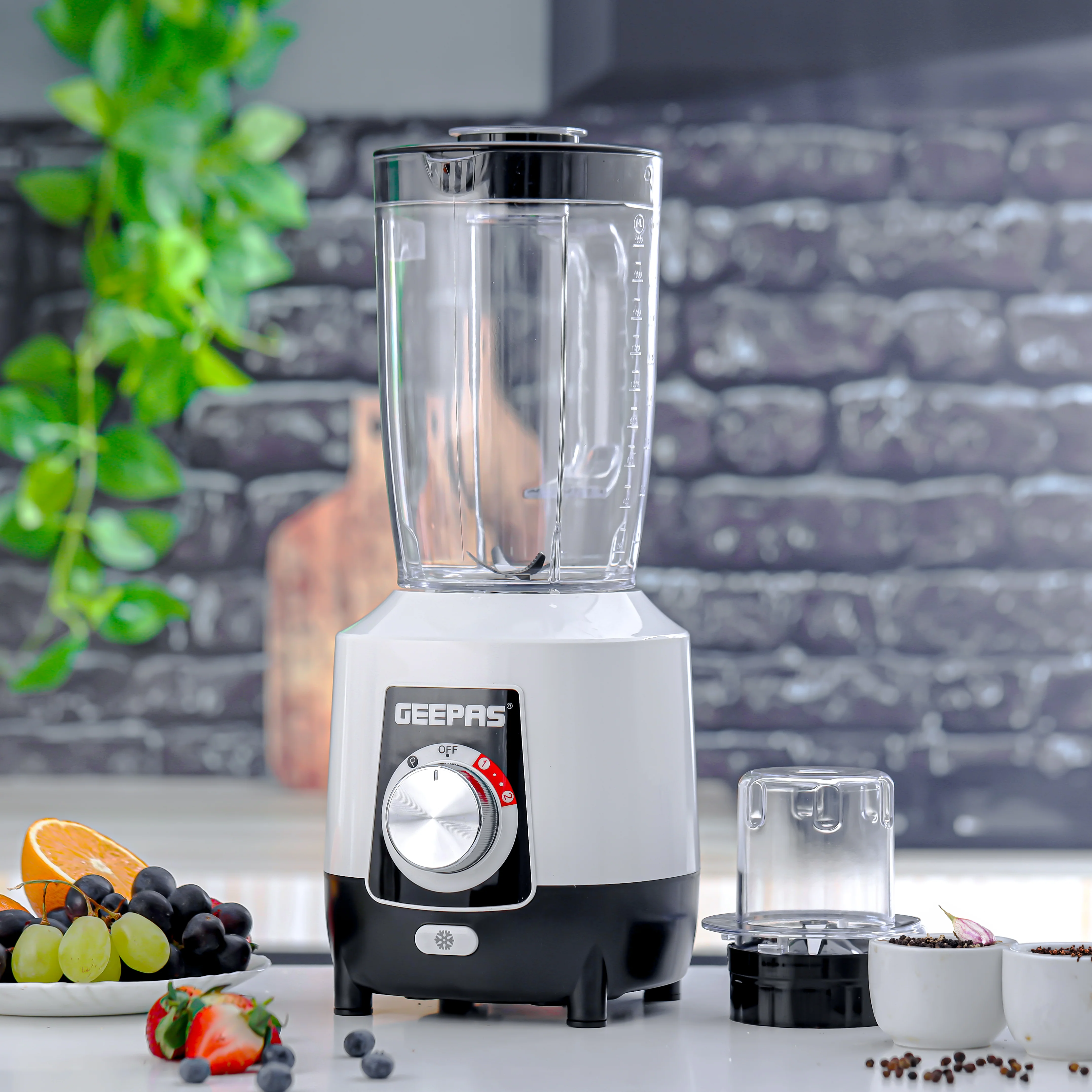 Geepas 2-in-1 Blender- GSB44027T/ 600 W, Powerful Motor with 2 Speed Setting and Pulse/ Transparent Jars with Stainless Steel Blade, Grinder Attachment White and Black - Image 3
