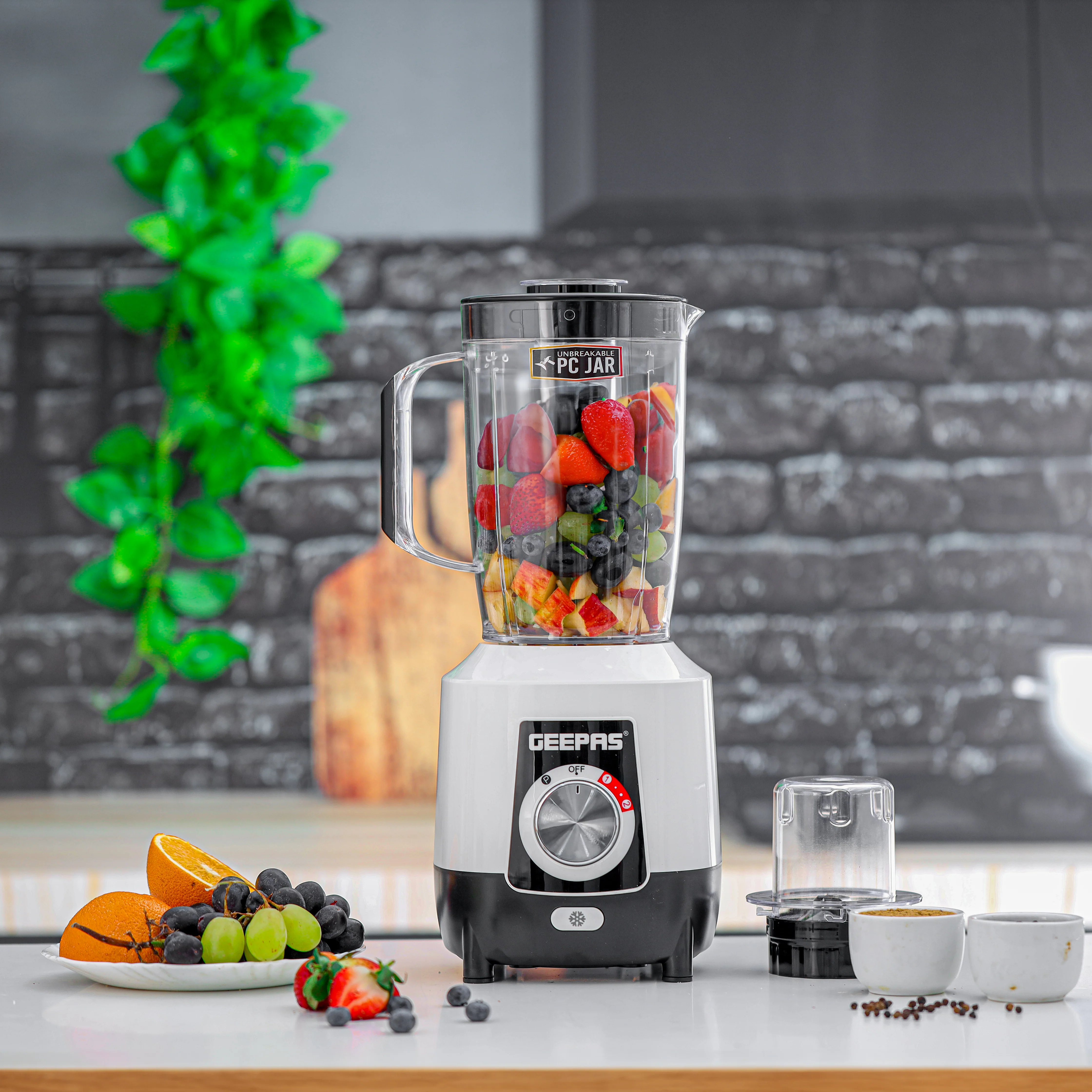Geepas 2-in-1 Blender- GSB44027T/ 600 W, Powerful Motor with 2 Speed Setting and Pulse/ Transparent Jars with Stainless Steel Blade, Grinder Attachment White and Black - Image 4