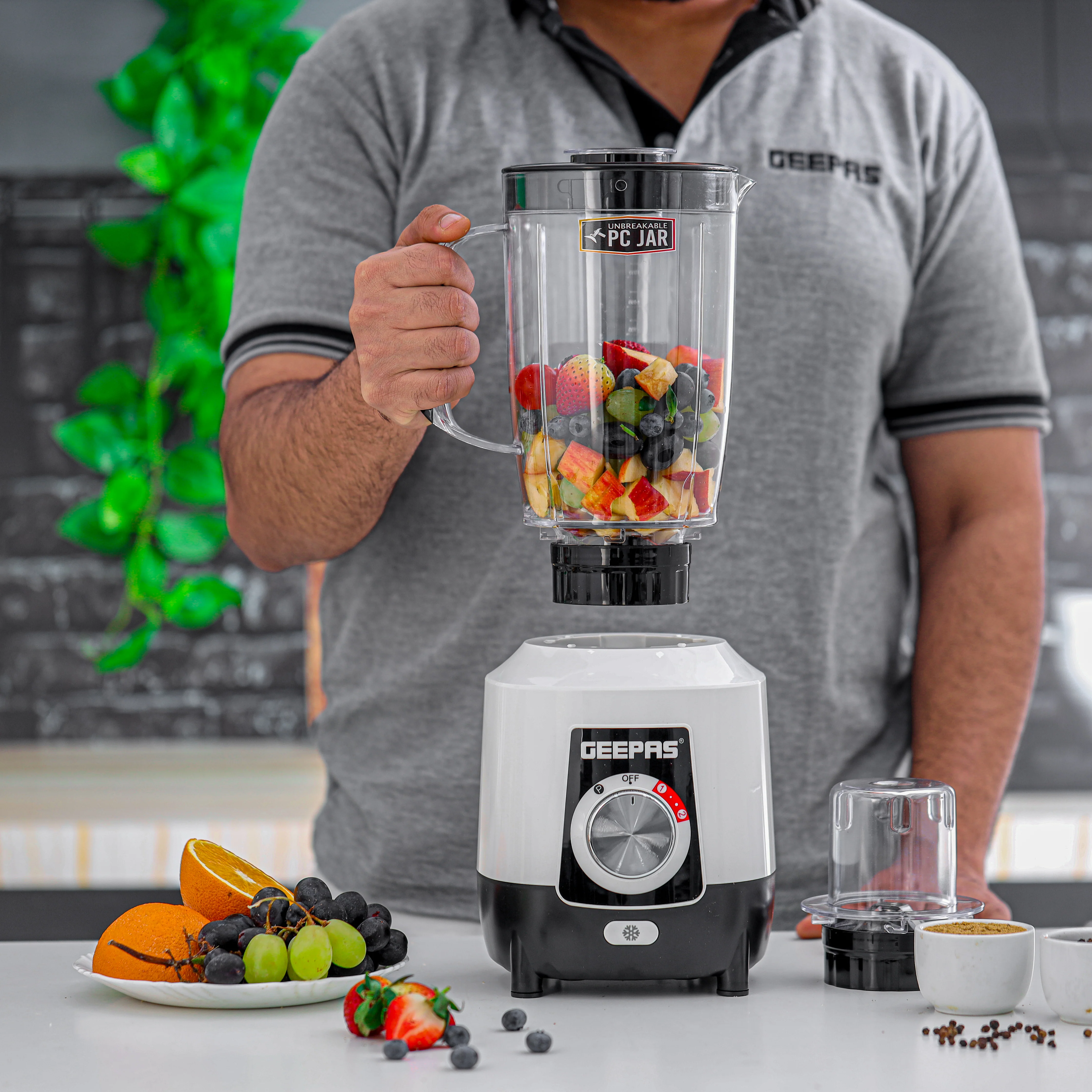 Geepas 2-in-1 Blender- GSB44027T/ 600 W, Powerful Motor with 2 Speed Setting and Pulse/ Transparent Jars with Stainless Steel Blade, Grinder Attachment White and Black - Image 5