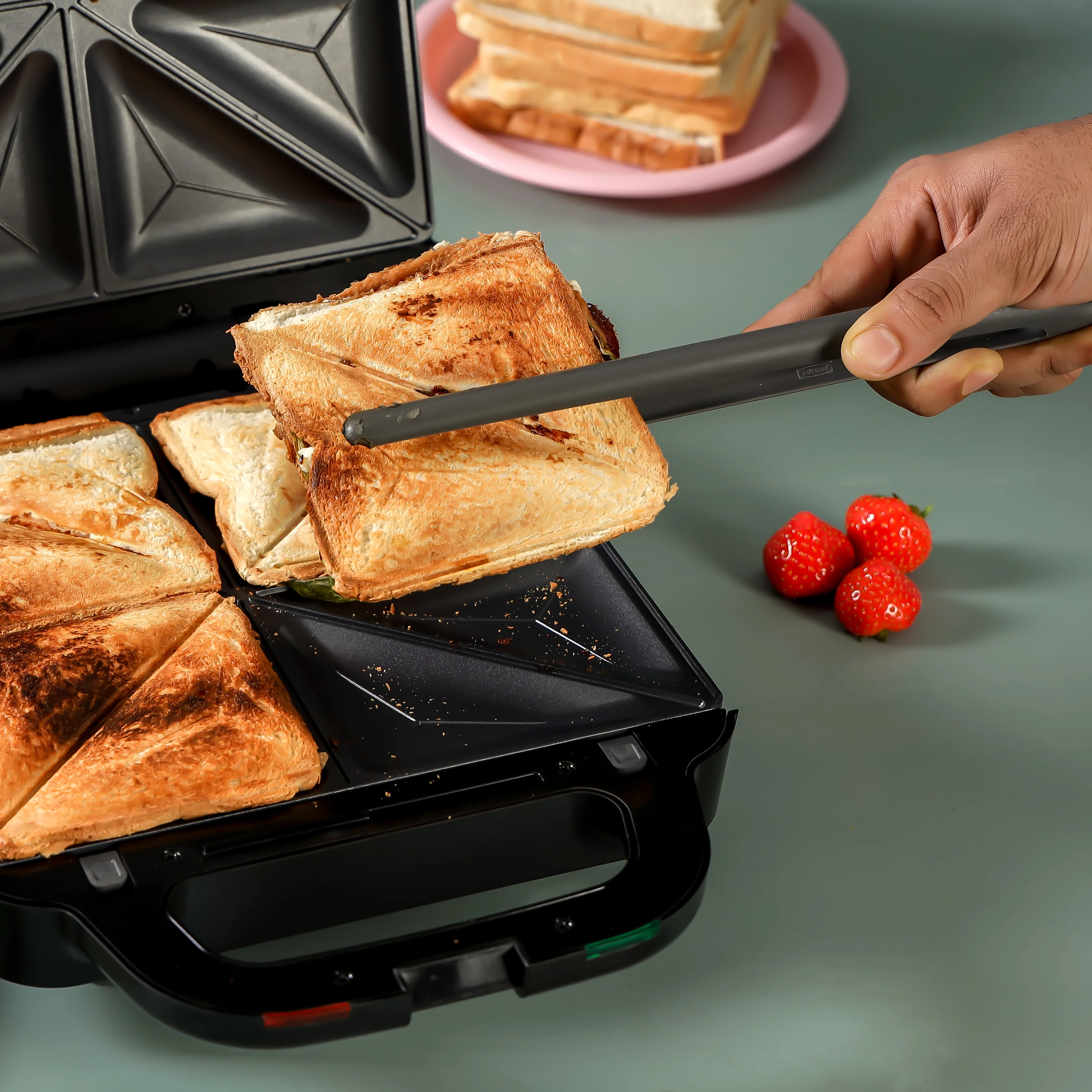 Geepas 2-in-1 Multi-Snacks Maker GSM5444 |1400W Sandwich & Grill Maker| Non-Stick Plates| 180° Open Design| Automatic Temperature Control| Easy to Clean | 2-Year Warranty - Image 4