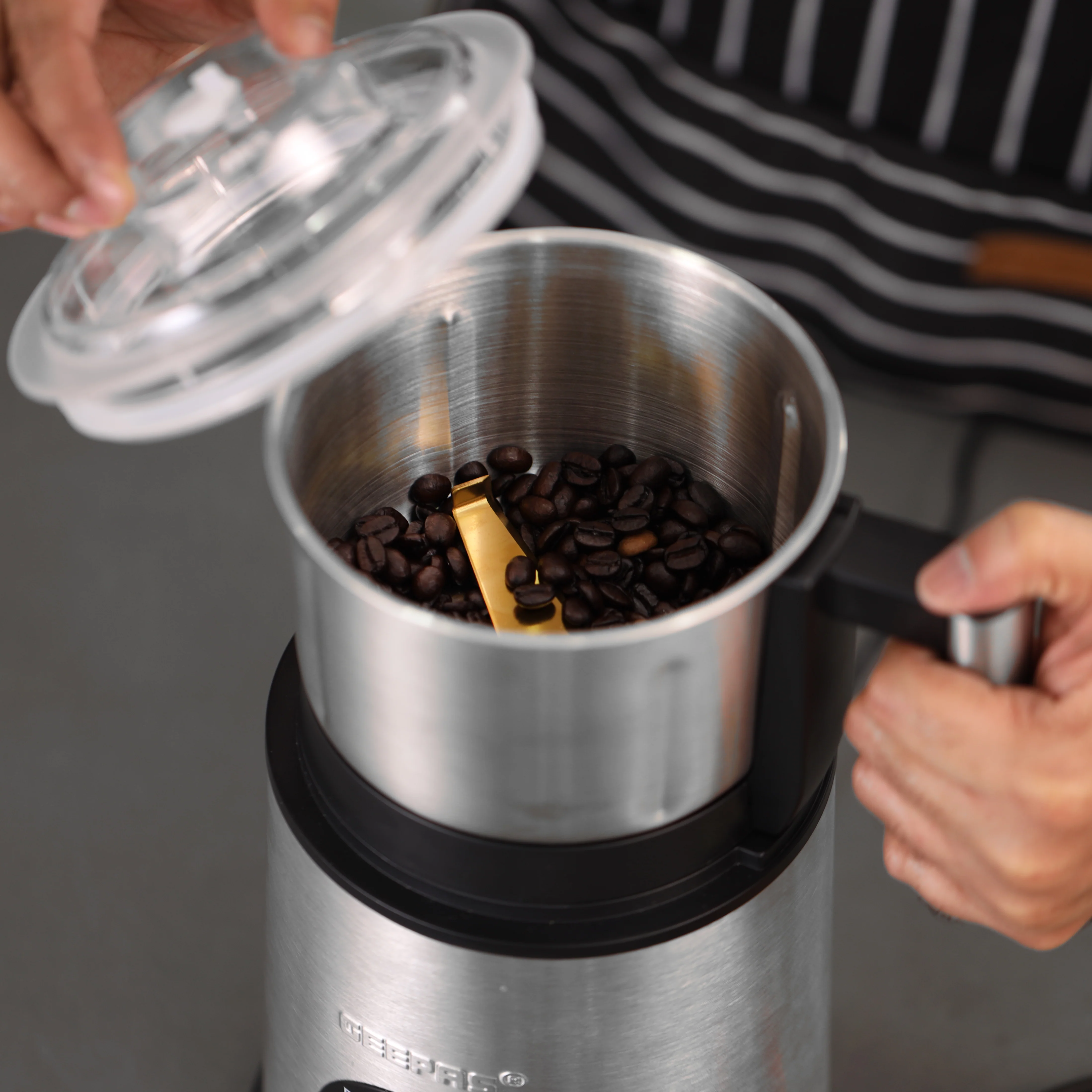 Geepas 2-in-1 Professional Blender- GSB44050/ 1200W/ 2.2 Liter Transparent Jar & Stainless Steel Grinder Attachment/2 Speed Settings/ LED Light Indicator/2 Years Warranty - Image 4