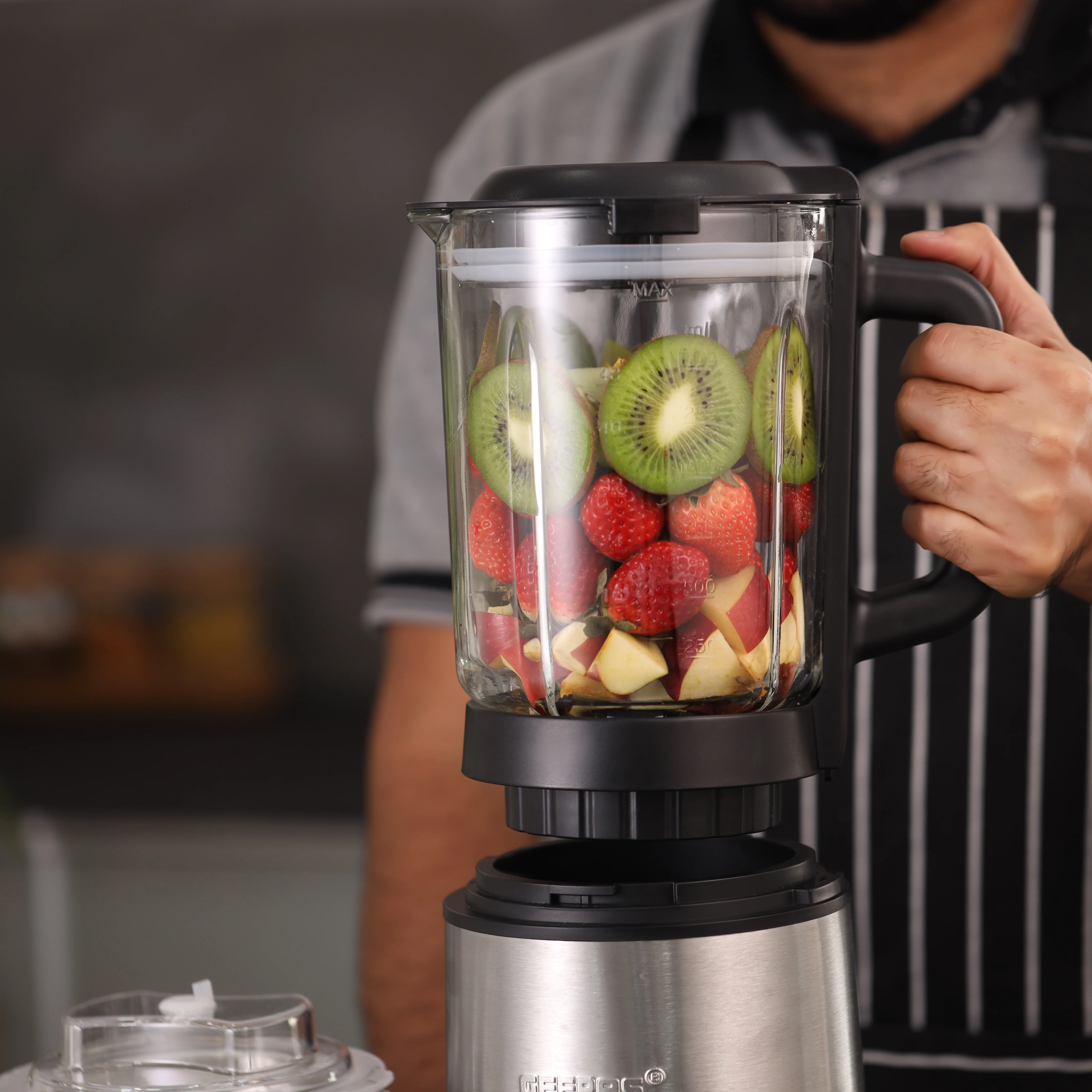 Geepas 2-in-1 Professional Blender- GSB44050/ 1200W/ 2.2 Liter Transparent Jar & Stainless Steel Grinder Attachment/2 Speed Settings/ LED Light Indicator/2 Years Warranty - Image 6
