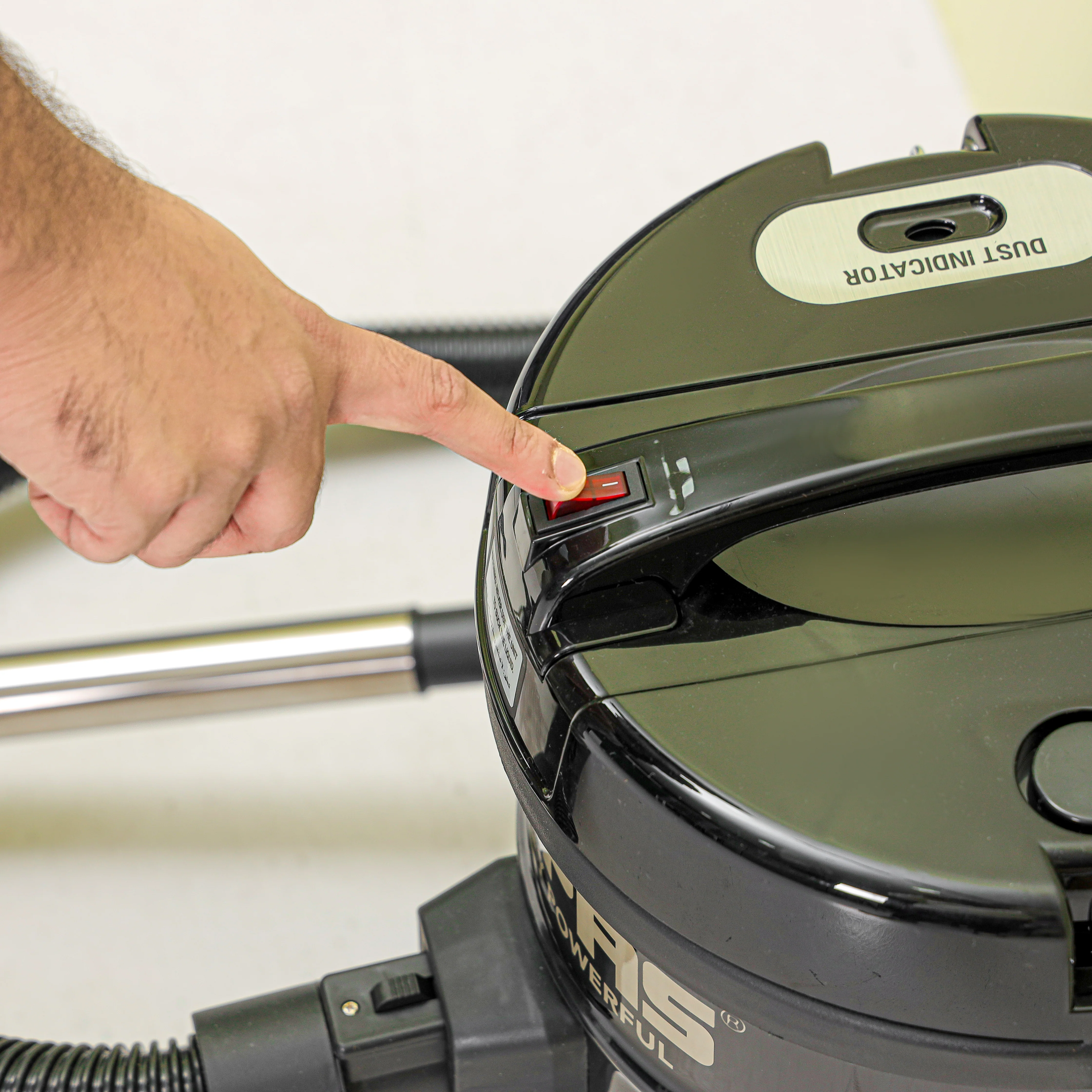 Geepas 2300 W Drum Vacuum Cleaner- GVC2592/ 25 L Dust Bag Capacity with Elegant Body, Iron Tank/ Powerful Suction, Dry and Blow Function, Full Indicator - Image 5