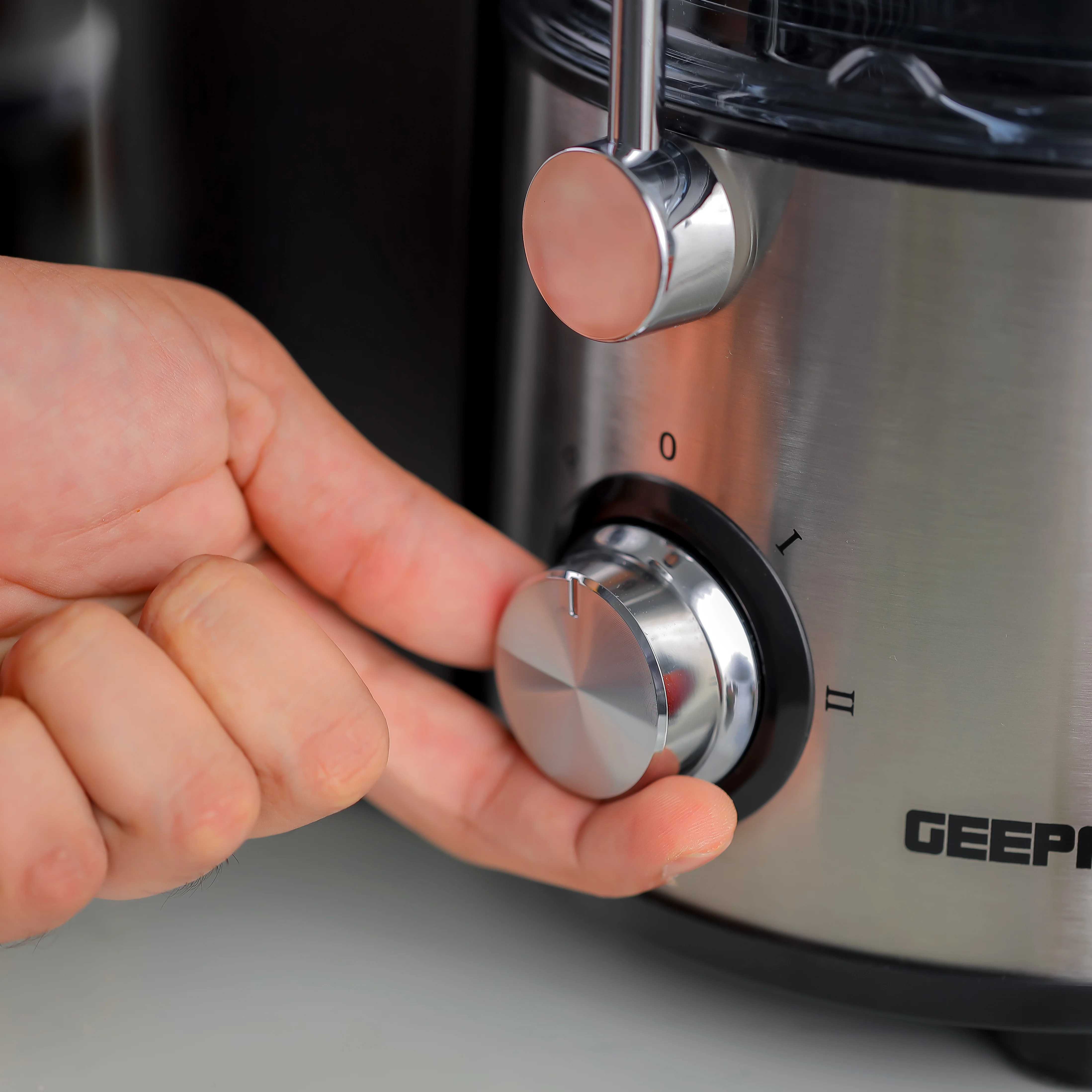 Geepas GSB44016 4-in-1 Stainless Steel Blender & Juice Extractor | 800W Motor | 2 Speed with Pulse | 2L Pulp Container | 1.1L Juice Cup | 1.5L Jar | 2 Years Warranty - Image 6