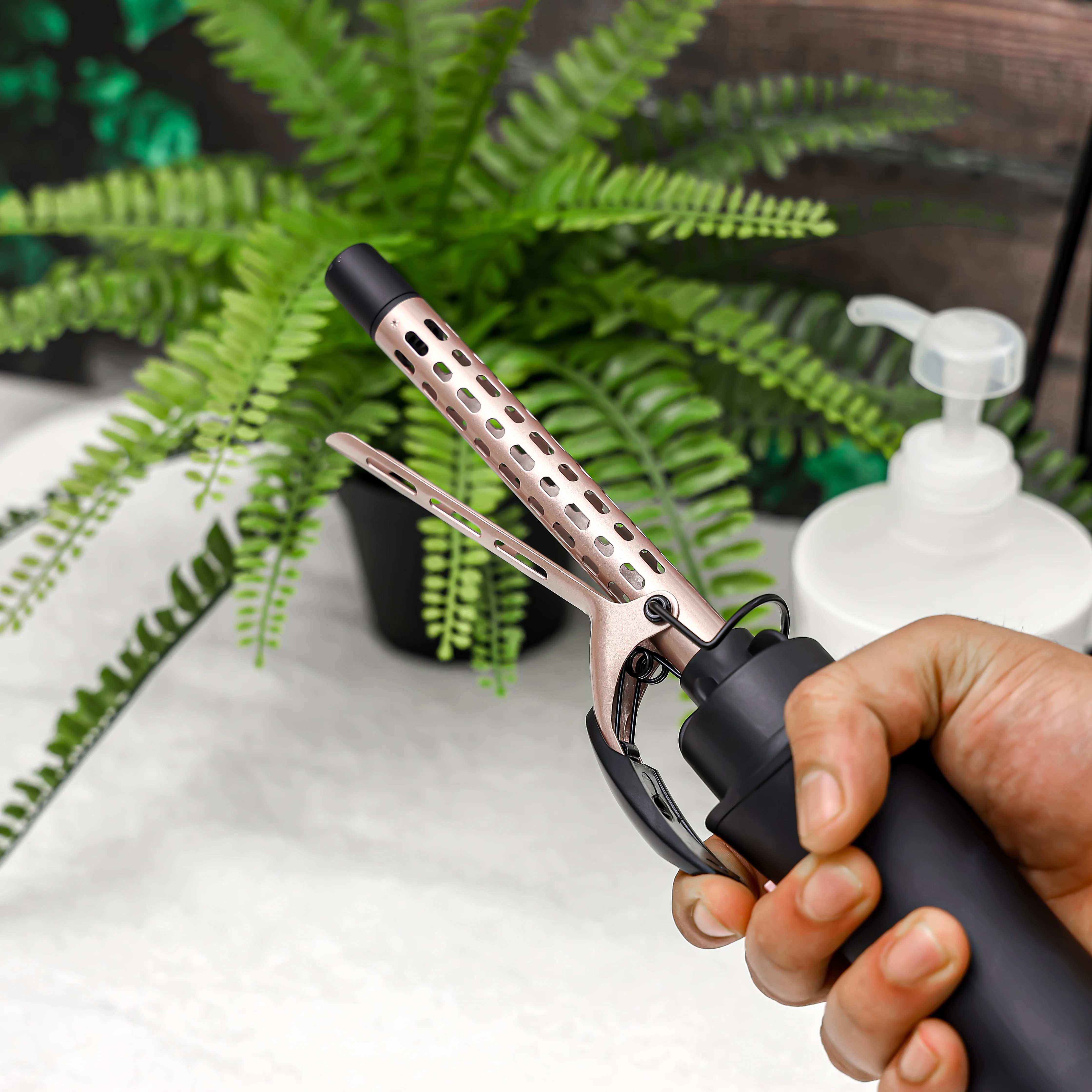 Geepas 8-IN-1 Hair Styler- GH86070| 2 Speed and 7 Attachments| 360-Degree Swivel Cord with Detachable Key|  7 Interchangeable Heads| 2 Years Warranty, Black and Gold - Image 7