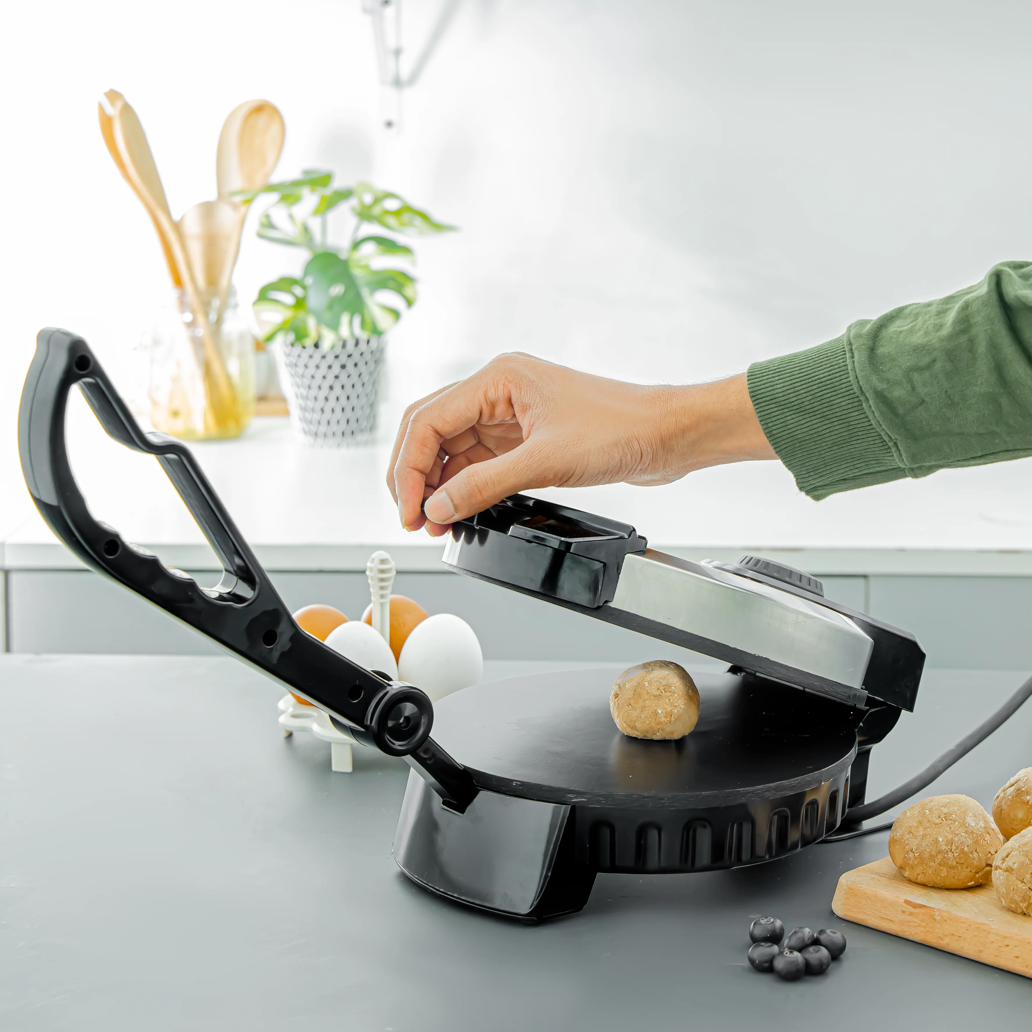 Geepas 8 Inch Chapathi Maker GCM5429 | 1000W  | Non-Stick Plates, Adjustable Temperature Control, Safety Protection & Easy Cleaning for Quick, Soft & Round Chapathis - Image 4
