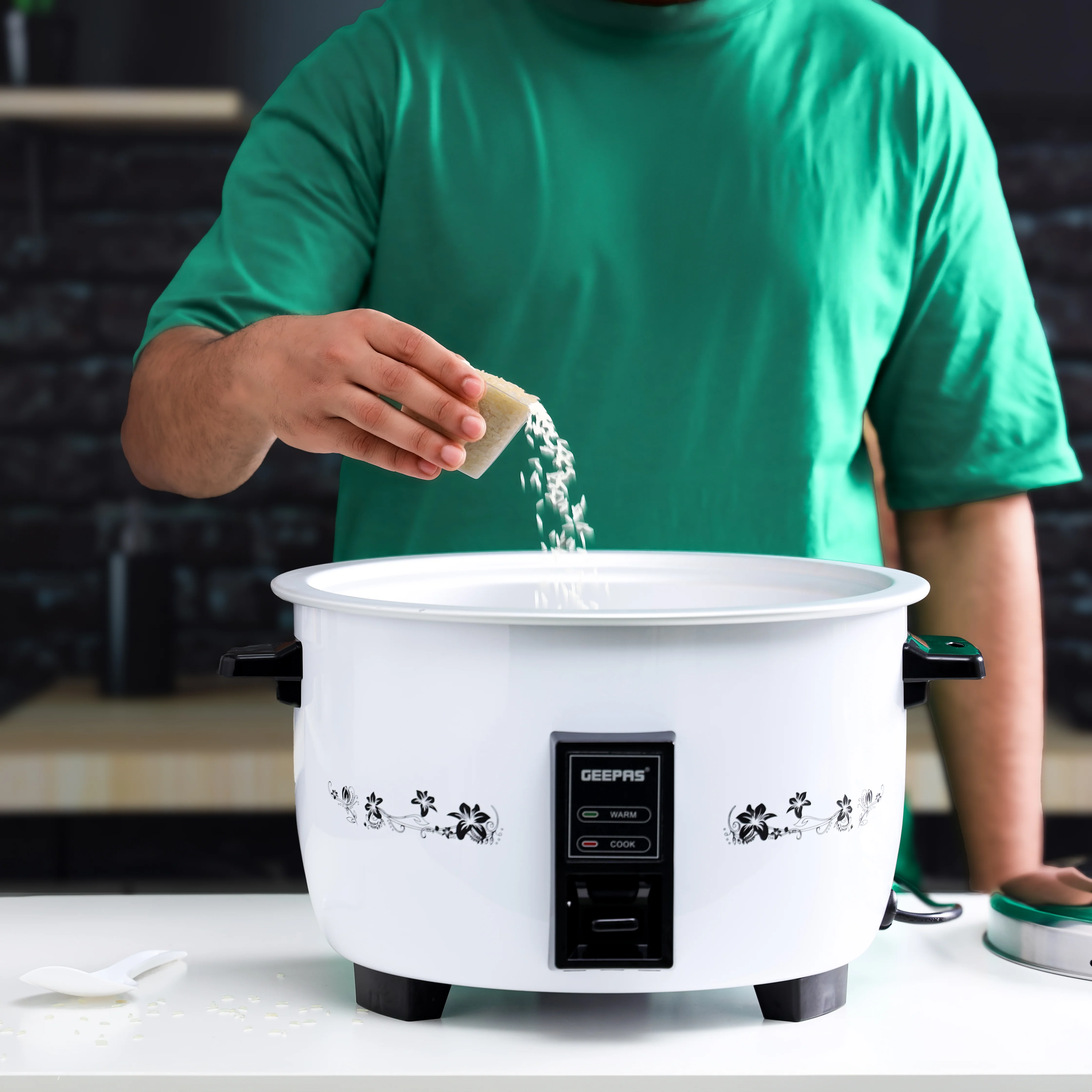 Geepas Commercial Rice Cooker GRC4321 – 4.2L Capacity | 1600W Power| Durable Construction, Includes Cook & Keep Warm Functions |Stainless Steel Lid | 2 Years Warranty - Image 3