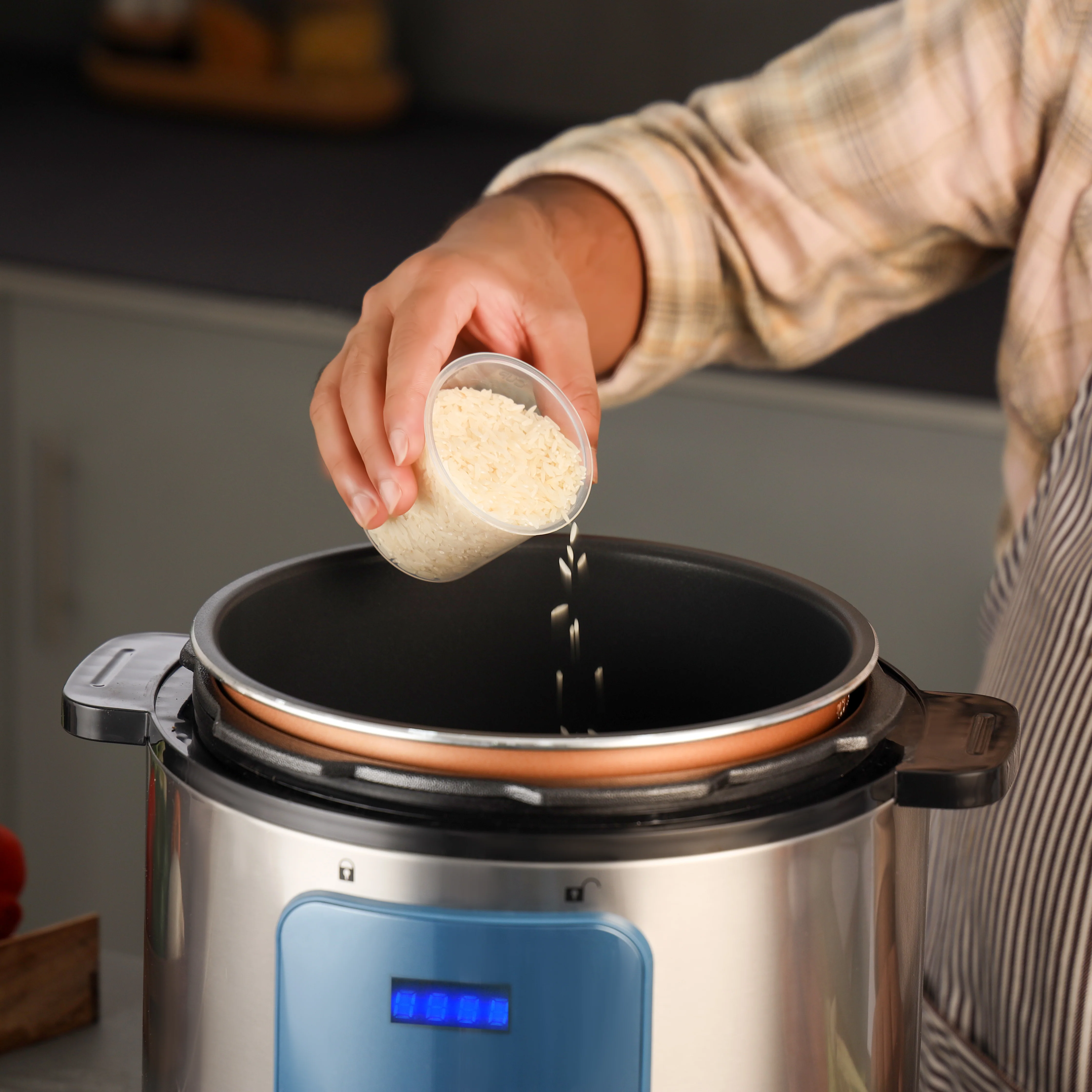 Geepas Digital Multi Cooker GMC35053 | 6L Capacity | 1000W Power | 12 One-Touch Cooking Programs|  IMD Touch Control Panel | Cook & Warm Modes |  Safe & Easy Cooking - Image 3