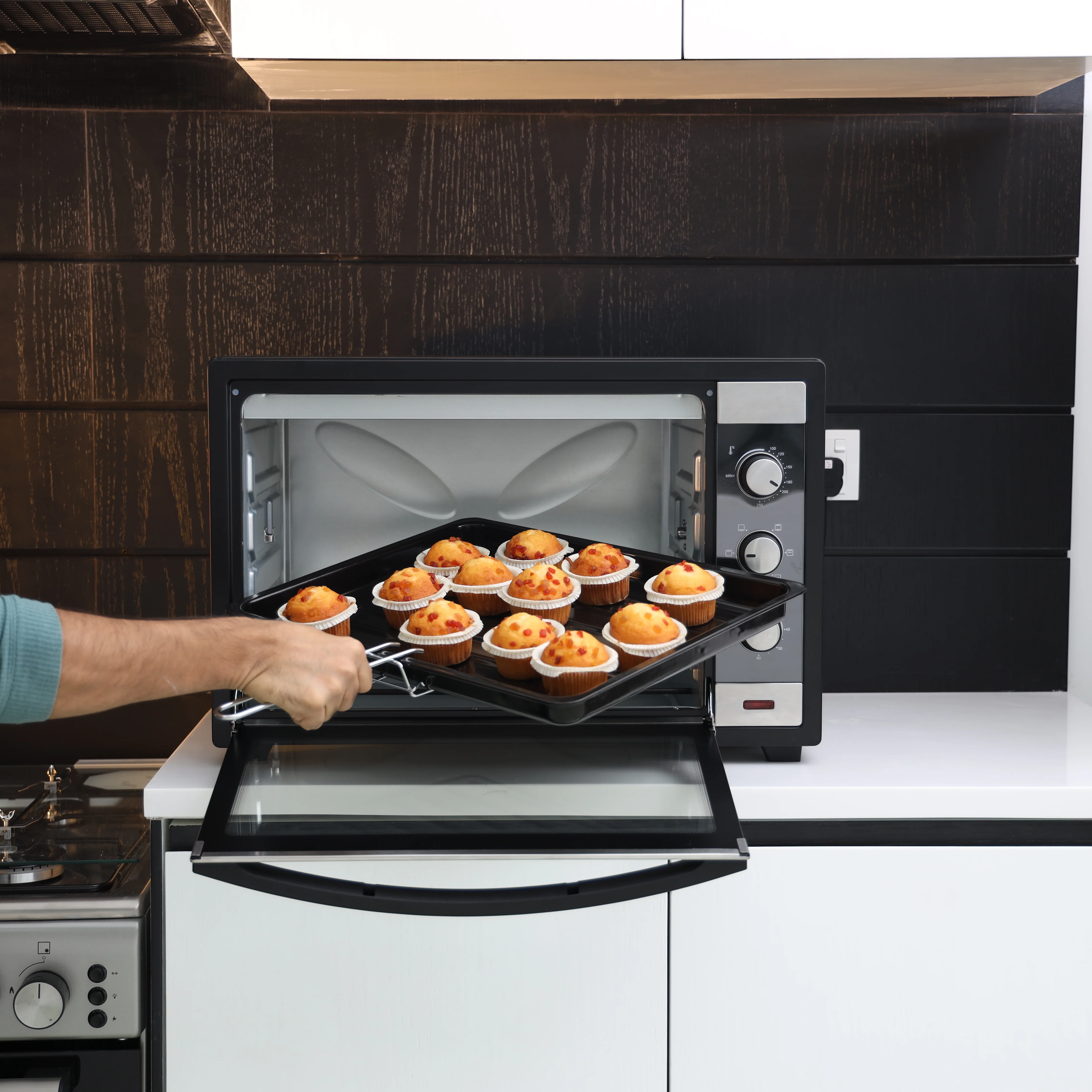 Geepas Electric Oven GO4459 | 60L Large Capacity | 2000W Powerful Performance with Rotisserie Function | Adjustable Temperature Control | Durable & Efficient Design - Image 3