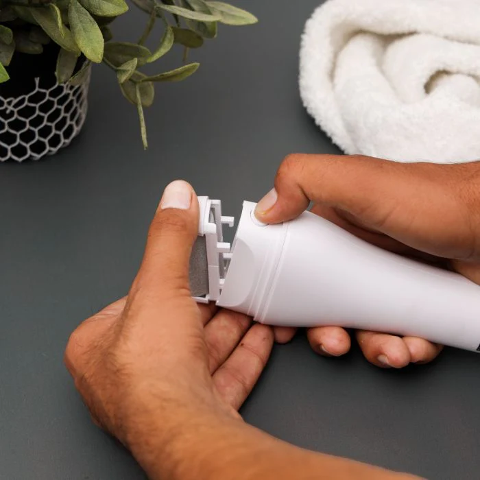 Geepas GCL57515 3-in-1 Callus Remover | 360° Rotating Design| 1500mAh Rechargeable Lithium Battery| 3 Grinding Heads| 2 Speed Settings| IPX6 Waterproof| USB Charging - Image 4