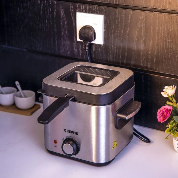 Geepas GDF36016 1.5L Deep Fryer | Durable Stainless Steel Body, Non-Stick Coating, Adjustable Temperature Control, Fast Heating, Compact Design,  2 Years Warranty - Image 3