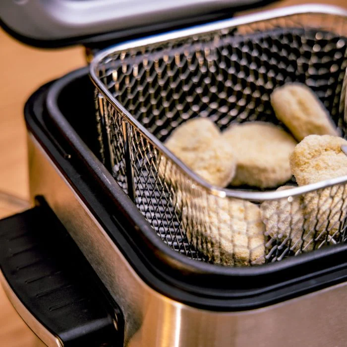 Geepas GDF36016 1.5L Deep Fryer | Durable Stainless Steel Body, Non-Stick Coating, Adjustable Temperature Control, Fast Heating, Compact Design,  2 Years Warranty - Image 6