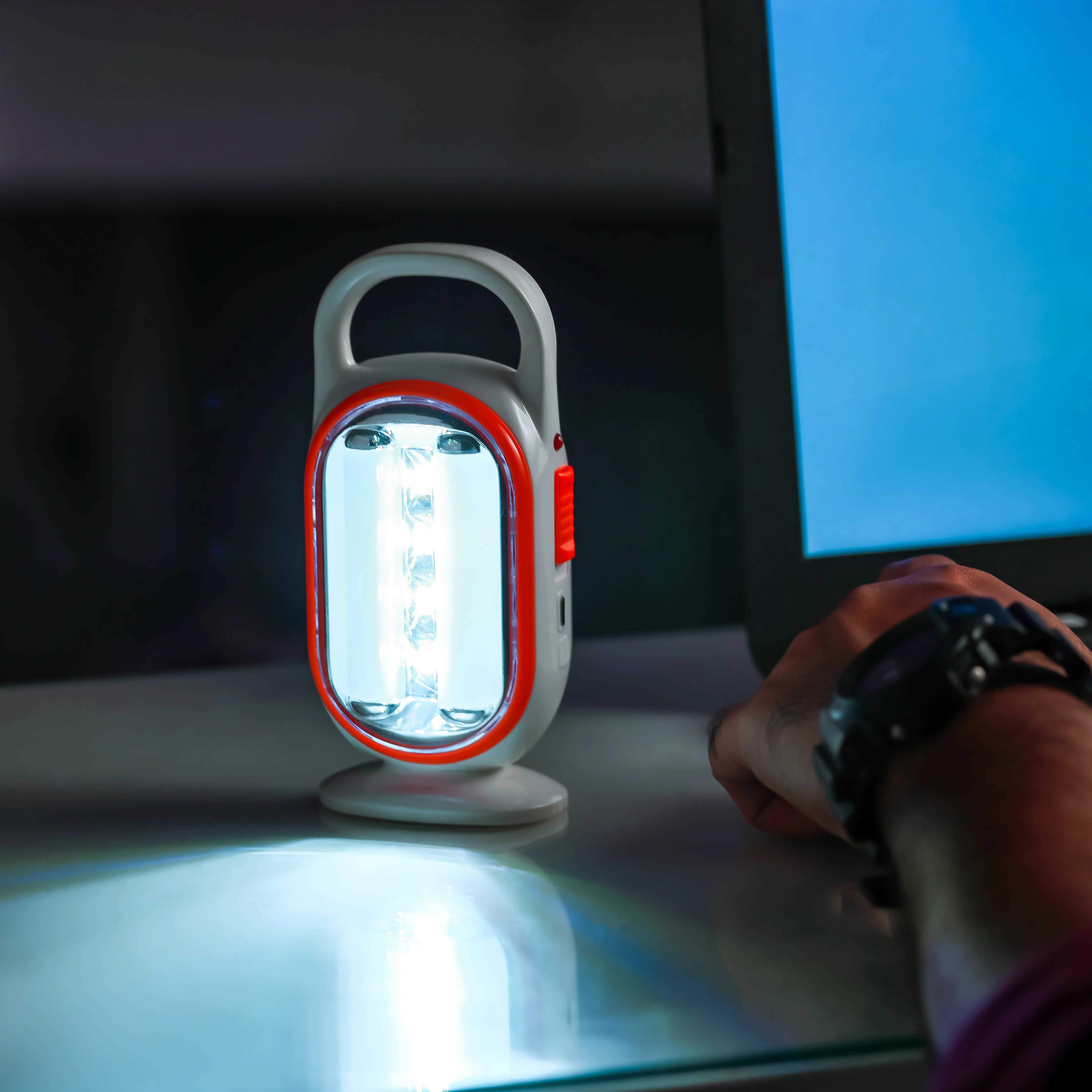 Geepas LED Emergency Lantern- GE53038| Energy Efficient Design, 22 Pieces Hi-Power LEDs,5 Hours Working| Light-Weight Design with Stand| Red and White, 2 Years Warranty - Image 3
