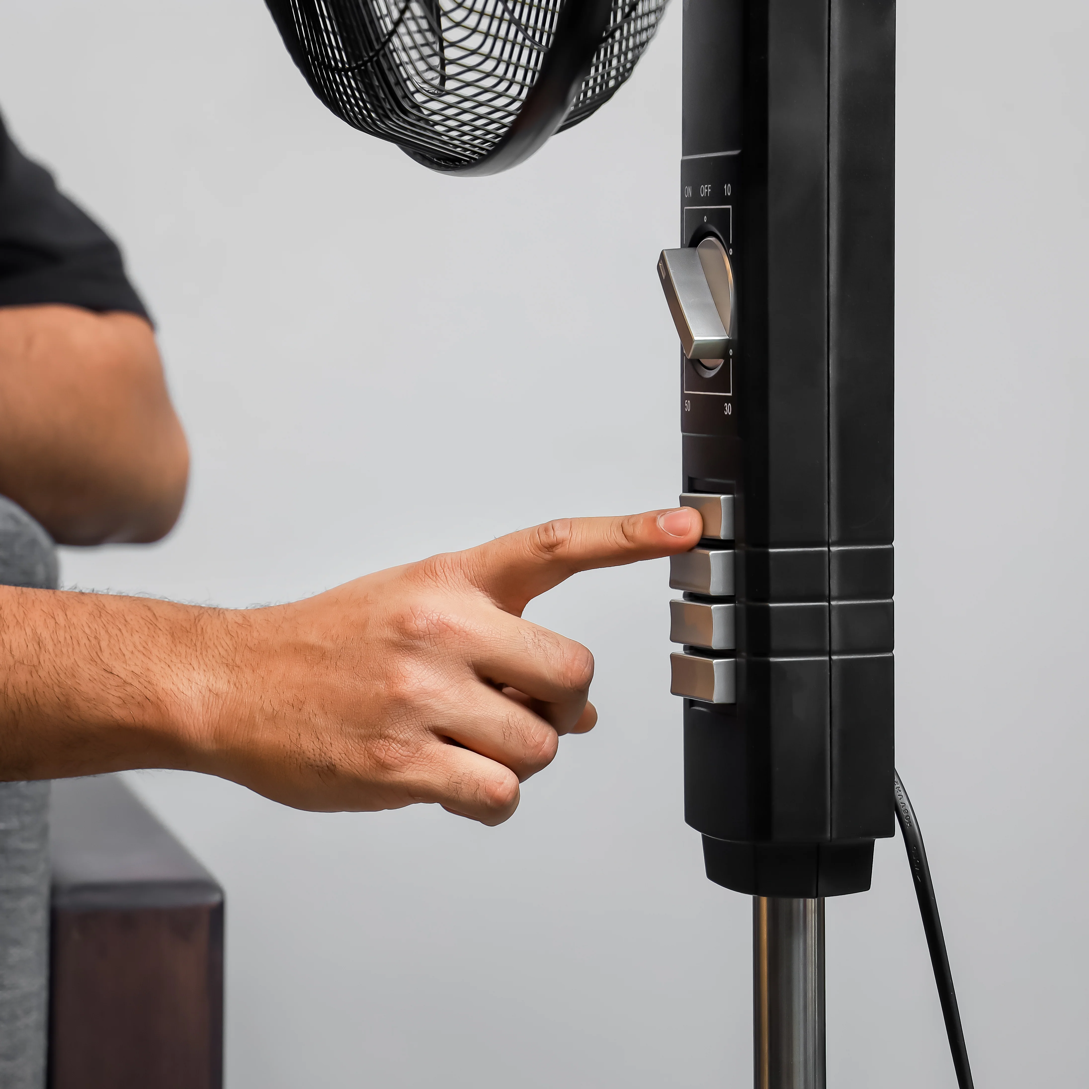 Geepas GF9605 18” Stand Fan | 3-Speed Piano Switch | 60W Powerful Motor | 5-Leaf AS Blade | Wide Oscillation | Overheat Protection | Durable Design | 2 Years Warranty - Image 5