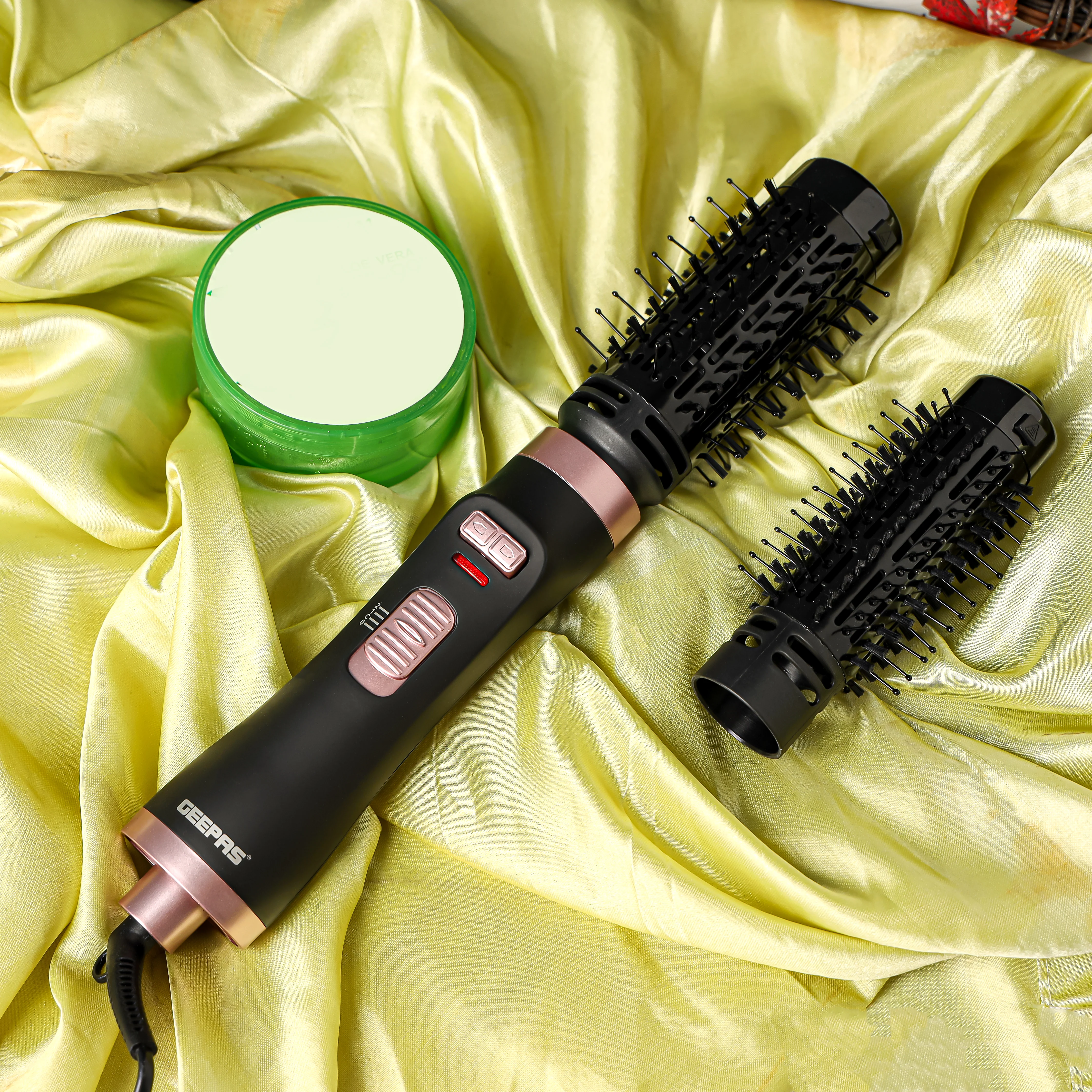 Geepas GHR86000 2-in-1 Rotating Hot Air Hair Styler | Cool Shot Function | 1000W Power | Dual Direction Rotation  |  Adjustable Heat Settings  | 2-Year Warranty - Image 3