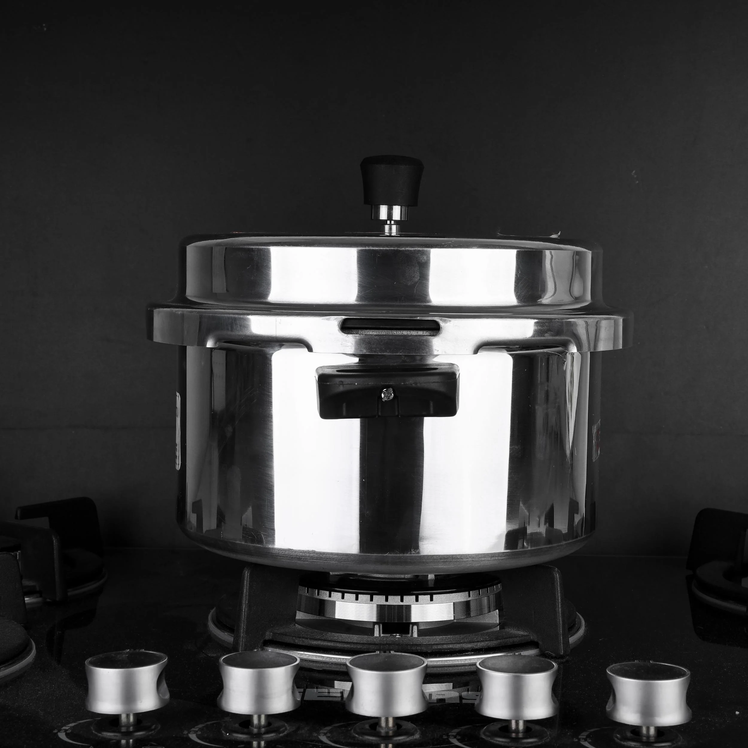 Geepas GPC327 7.5L Induction Base Pressure Cooker | Heavy-Duty Aluminium Build | Built-In Safety Functions for Safe Cooking | Non-Stick Inner Body |  5-Year Warranty - Image 3