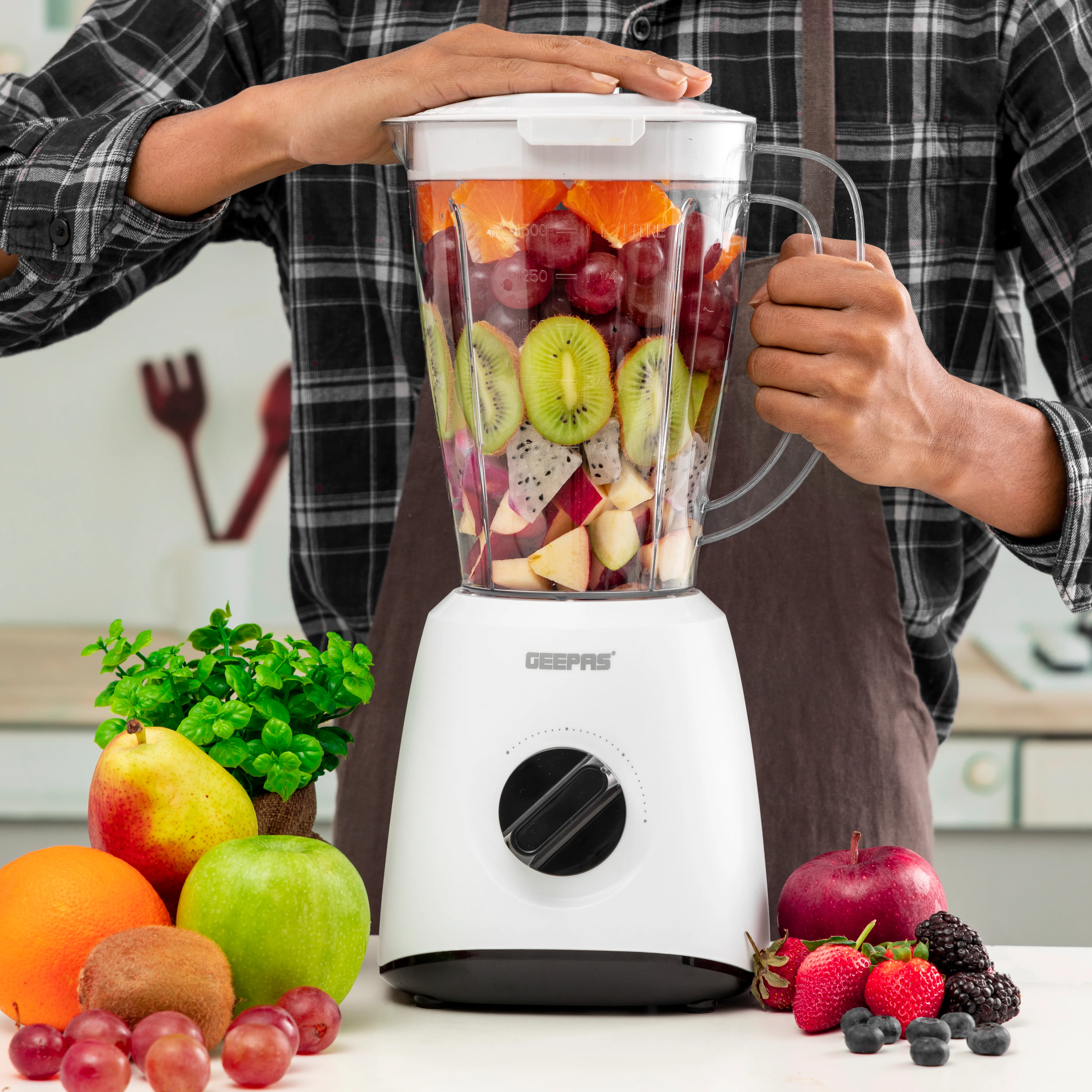 Geepas Blender GSB9894N | 400W Powerful Motor | 2 Speed & Pulse Control | 1.5L Glass Jar with Stainless Steel Cutting Blade | Durable Design with 2 Years Warranty - Image 3