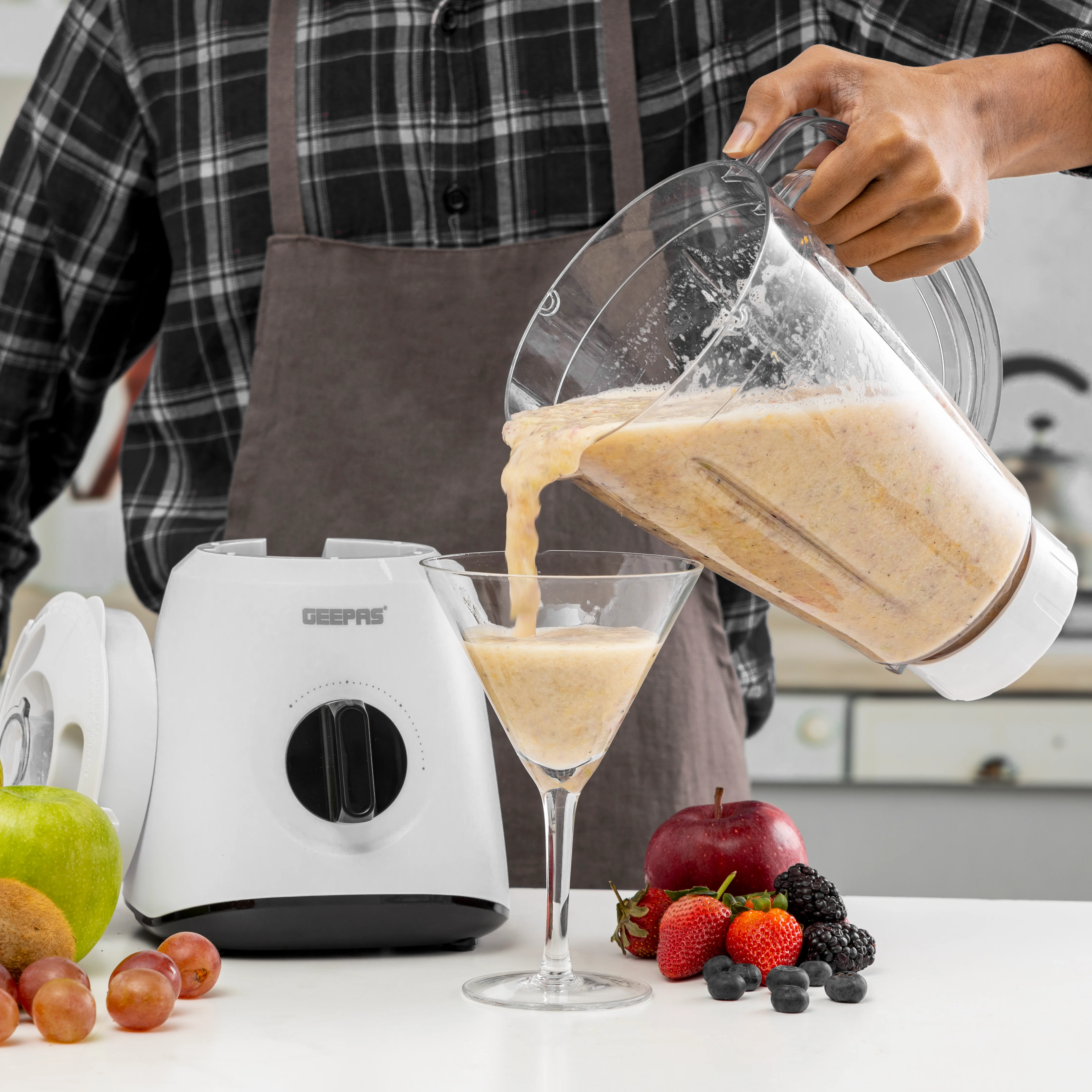Geepas Blender GSB9894N | 400W Powerful Motor | 2 Speed & Pulse Control | 1.5L Glass Jar with Stainless Steel Cutting Blade | Durable Design with 2 Years Warranty - Image 4