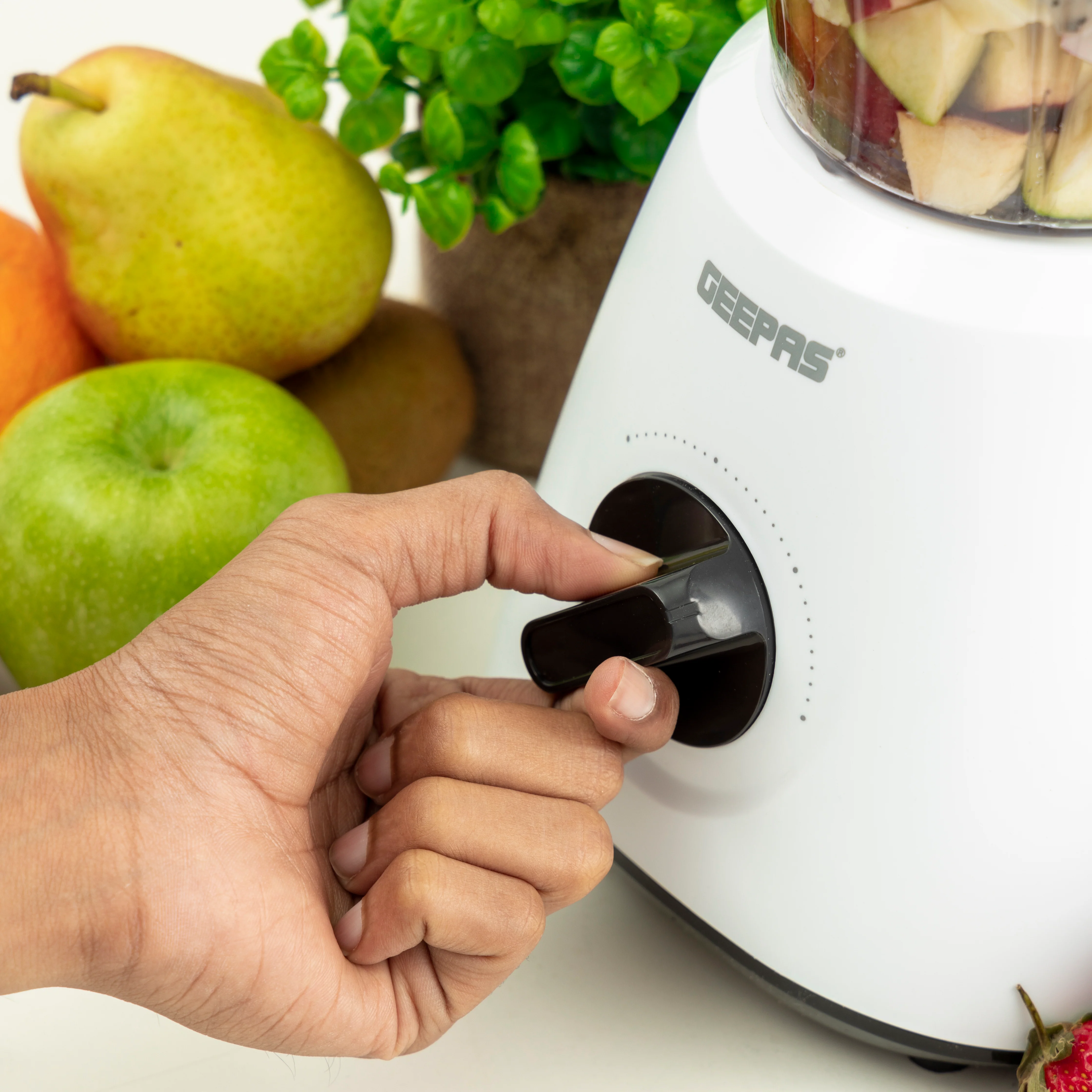 Geepas Blender GSB9894N | 400W Powerful Motor | 2 Speed & Pulse Control | 1.5L Glass Jar with Stainless Steel Cutting Blade | Durable Design with 2 Years Warranty - Image 5
