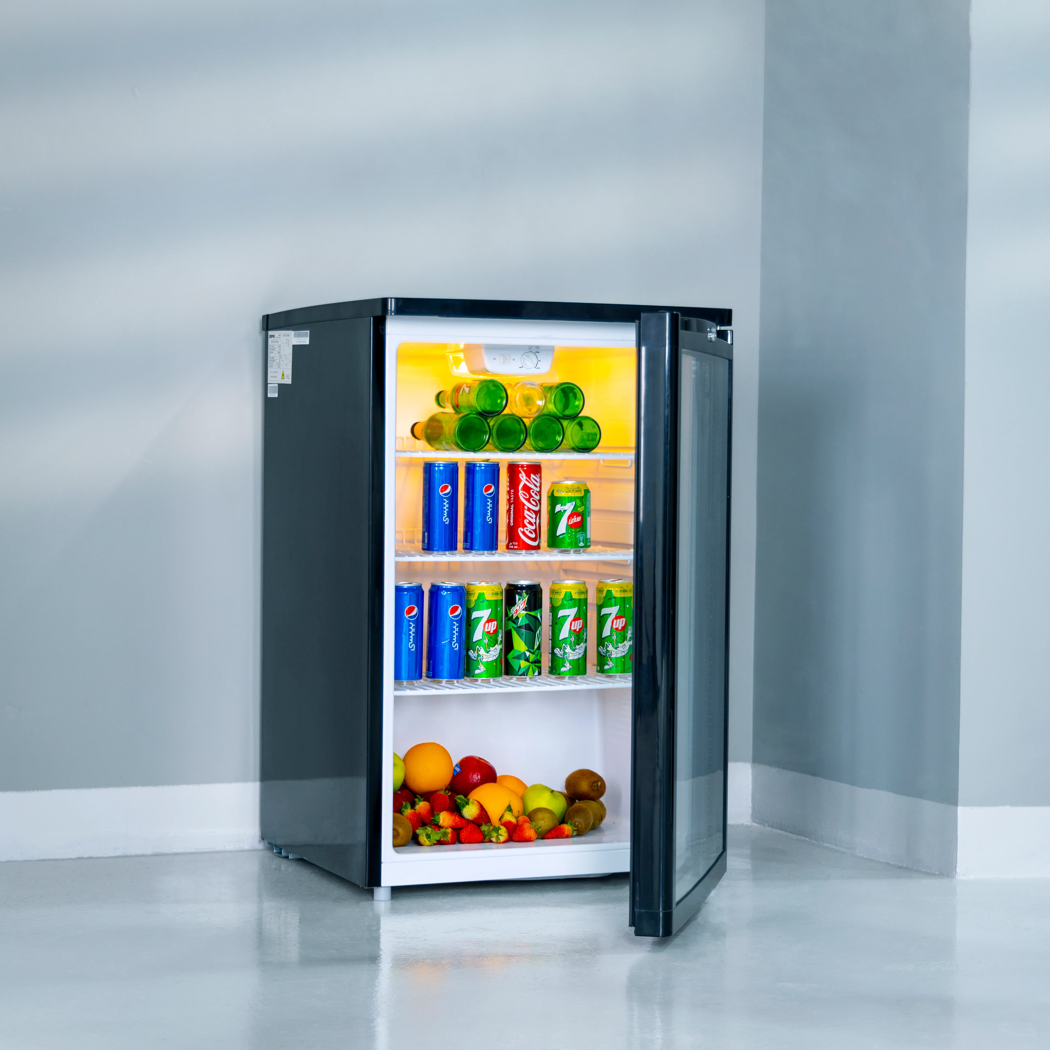 Geepas GSC1601BE Showcase Chiller 165L | Beverage Cooler with R600a Refrigerant | Lock & Key| Low Noise| Adjustable Temperature| Energy Efficient Design| 1 Year Warranty - Image 4