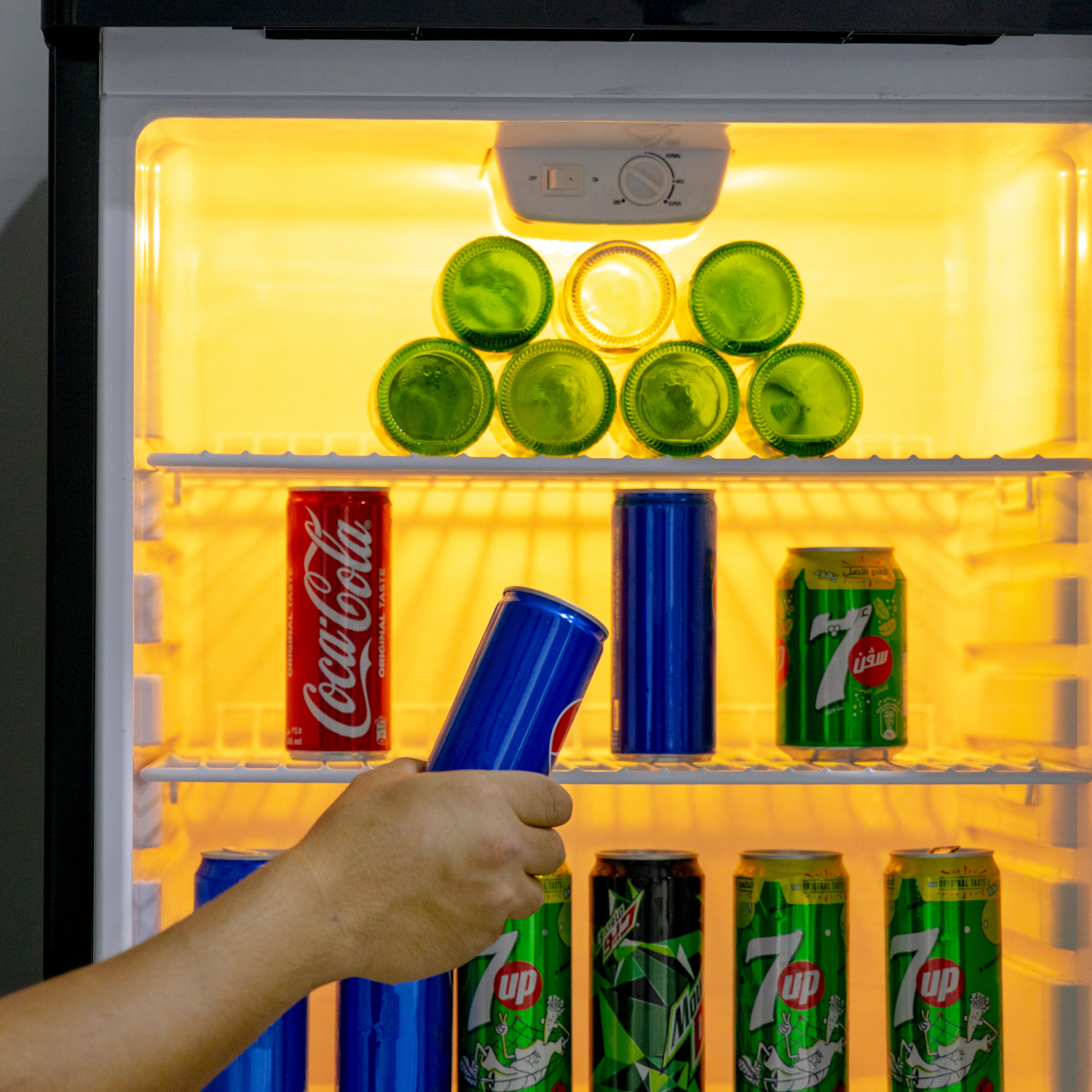 Geepas GSC1601BE Showcase Chiller 165L | Beverage Cooler with R600a Refrigerant | Lock & Key| Low Noise| Adjustable Temperature| Energy Efficient Design| 1 Year Warranty - Image 5