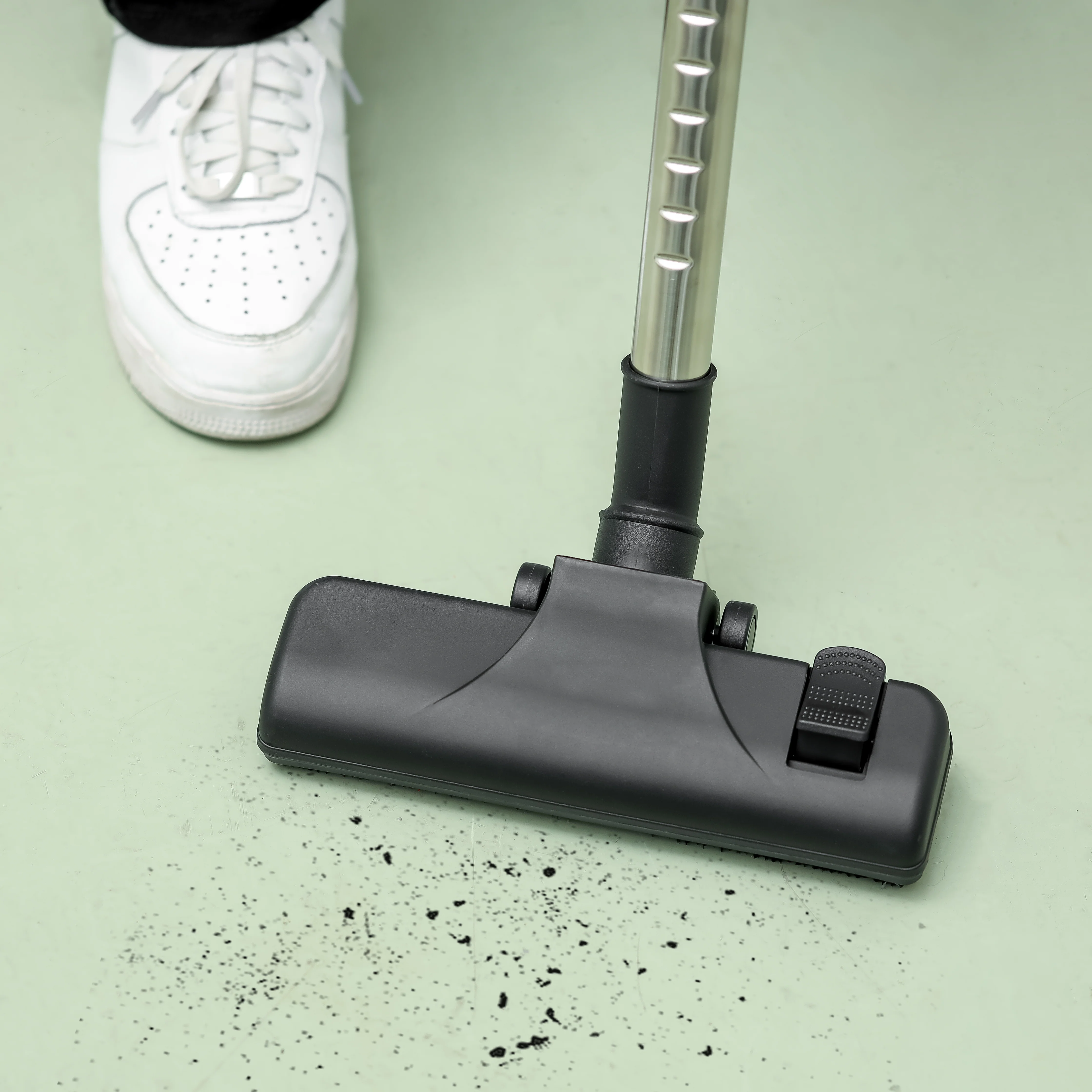 Geepas GVC19018 Drum Vacuum Cleaner | 2300W Powerful Motor | 21L Durable Iron Tank | Dry & Blow Function | High Efficiency | Dust Full Indicator | 2 Years Warranty - Image 5