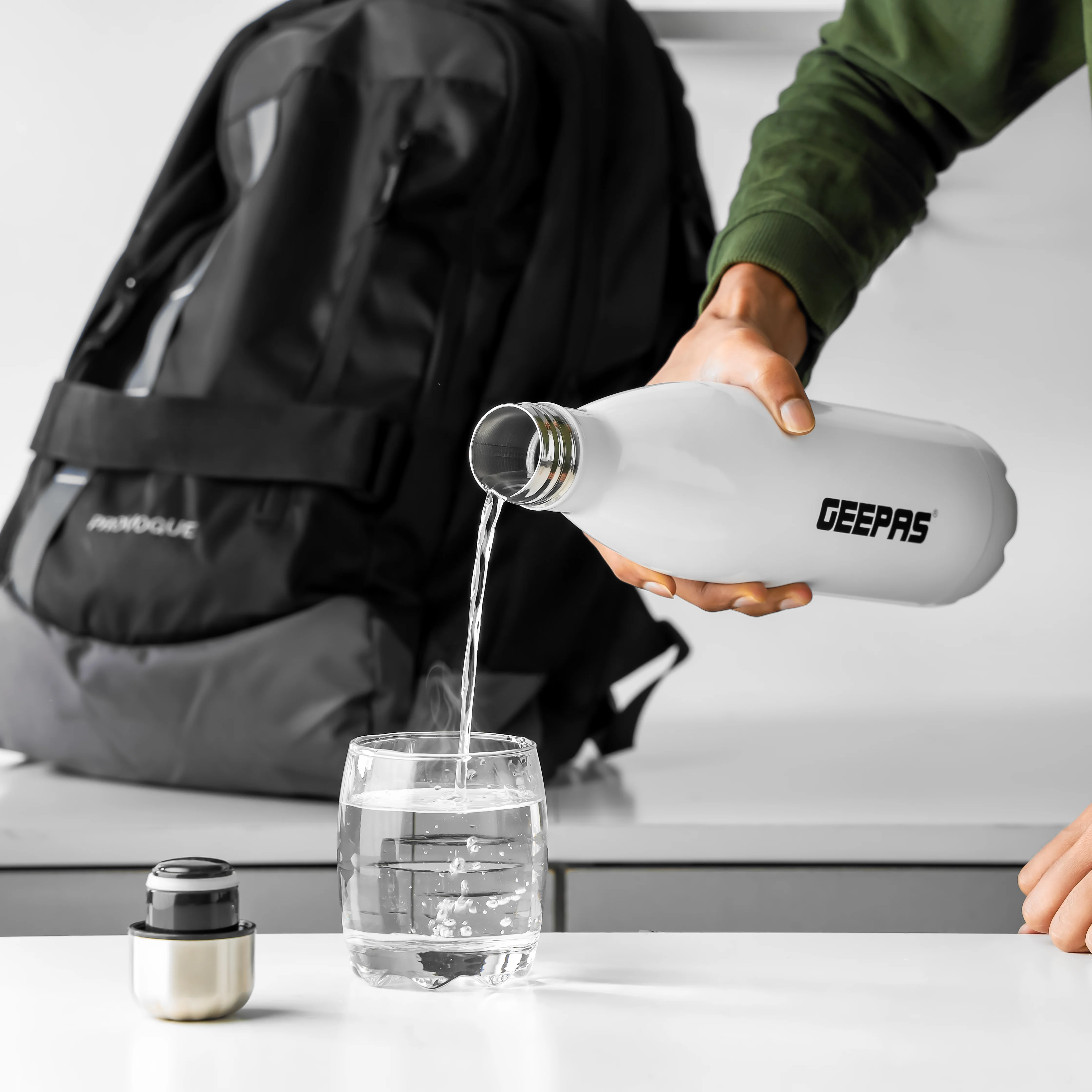 Geepas GVF27020 Stainless Steel Vacuum Flask| 750ml| Double Wall Insulation Keeps Beverages Hot & Cold up to 24 Hours |Leak Proof Design | Stylish Look | 2 Years Warranty - Image 3
