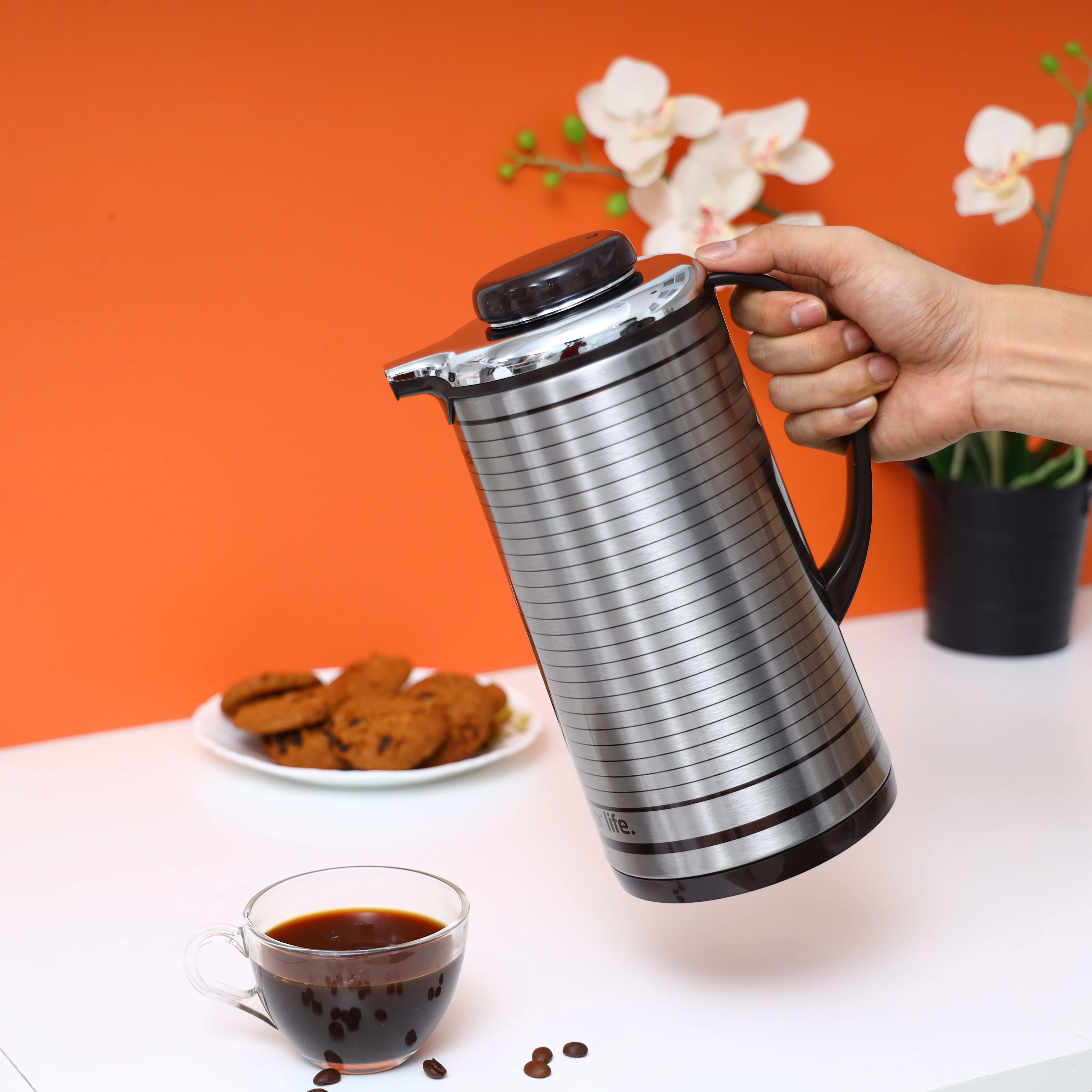 Geepas GVF5258  Vacuum Flask |1.0 Litre| Double Wall Insulation Keeps Beverages Hot & Cold for Long Hours | Durable Stainless Steel Body | Elegant Design | Easy to Clean - Image 3