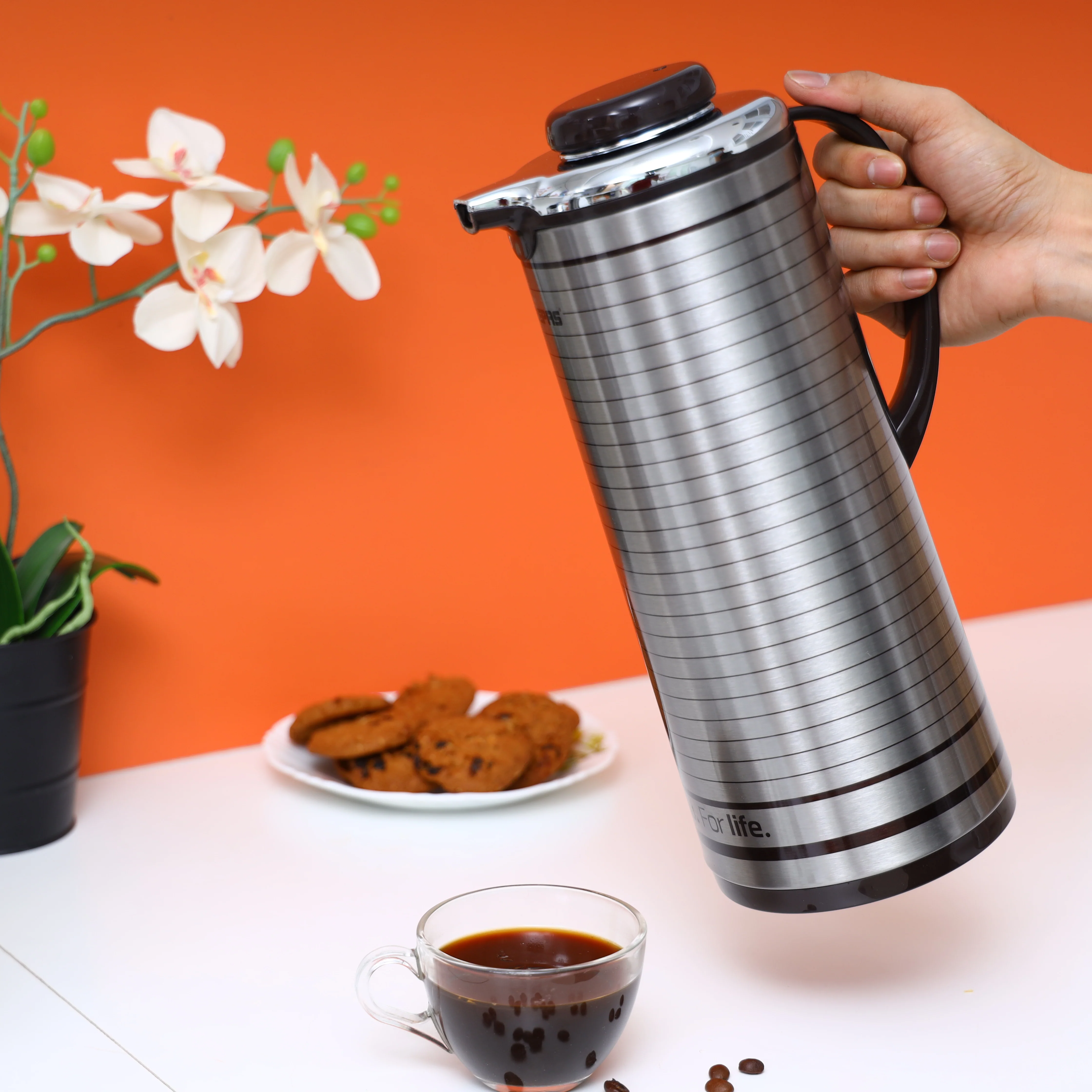 Geepas GVF5260 Vacuum Flask |  1.6 Litre Capacity| Mirror + Brown Finish | Plastic, Iron, Glass & Silica Gel Material | Hot & Cold Beverage Insulation | 2-Year Warranty - Image 3