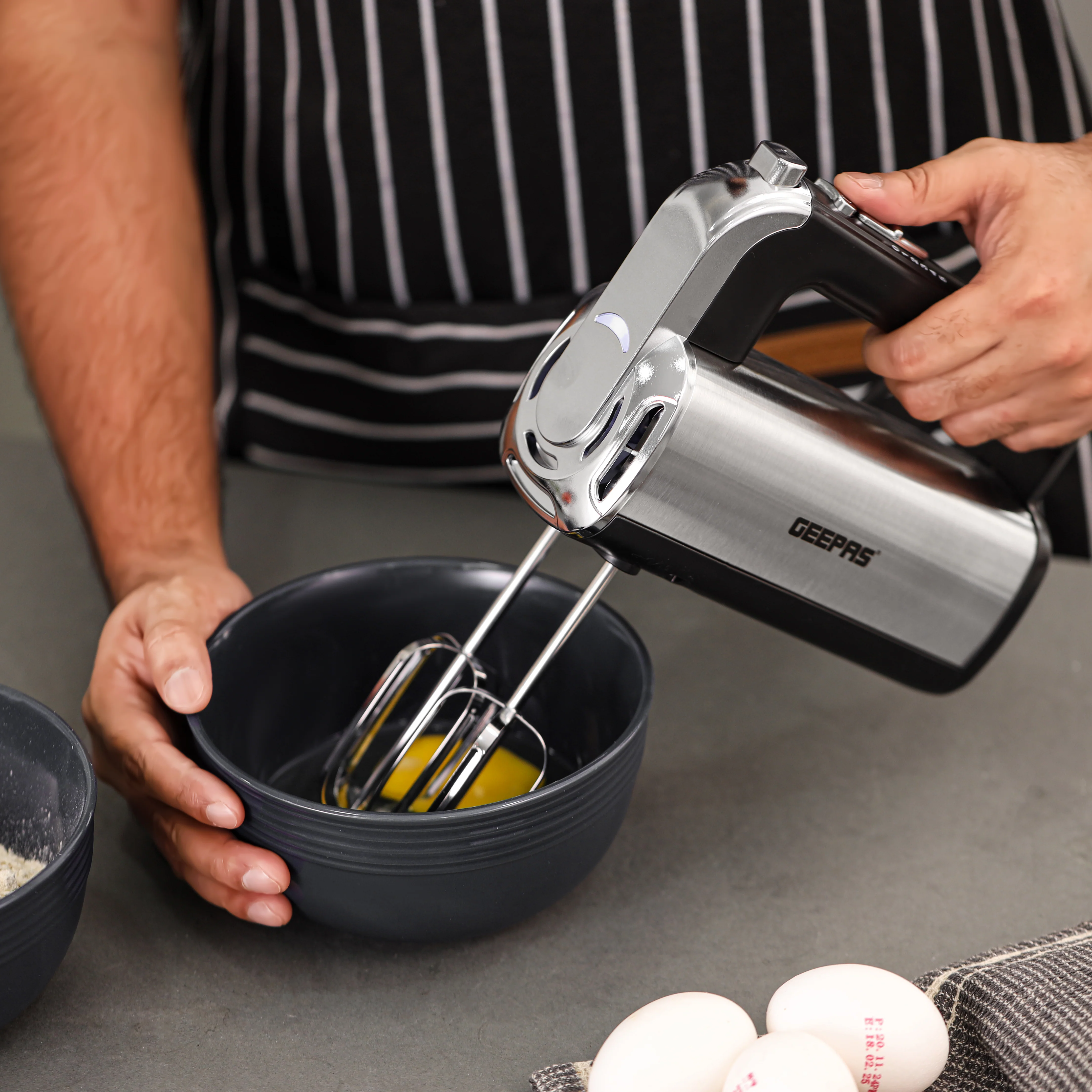 Geepas Hand Mixer GHM2001 | 400W Powerful Electric Hand Mixer| 5 Speed Control| Turbo Function| Stainless Steel Beaters| Lightweight Design| Easy to Use| 2 Years Warranty - Image 4