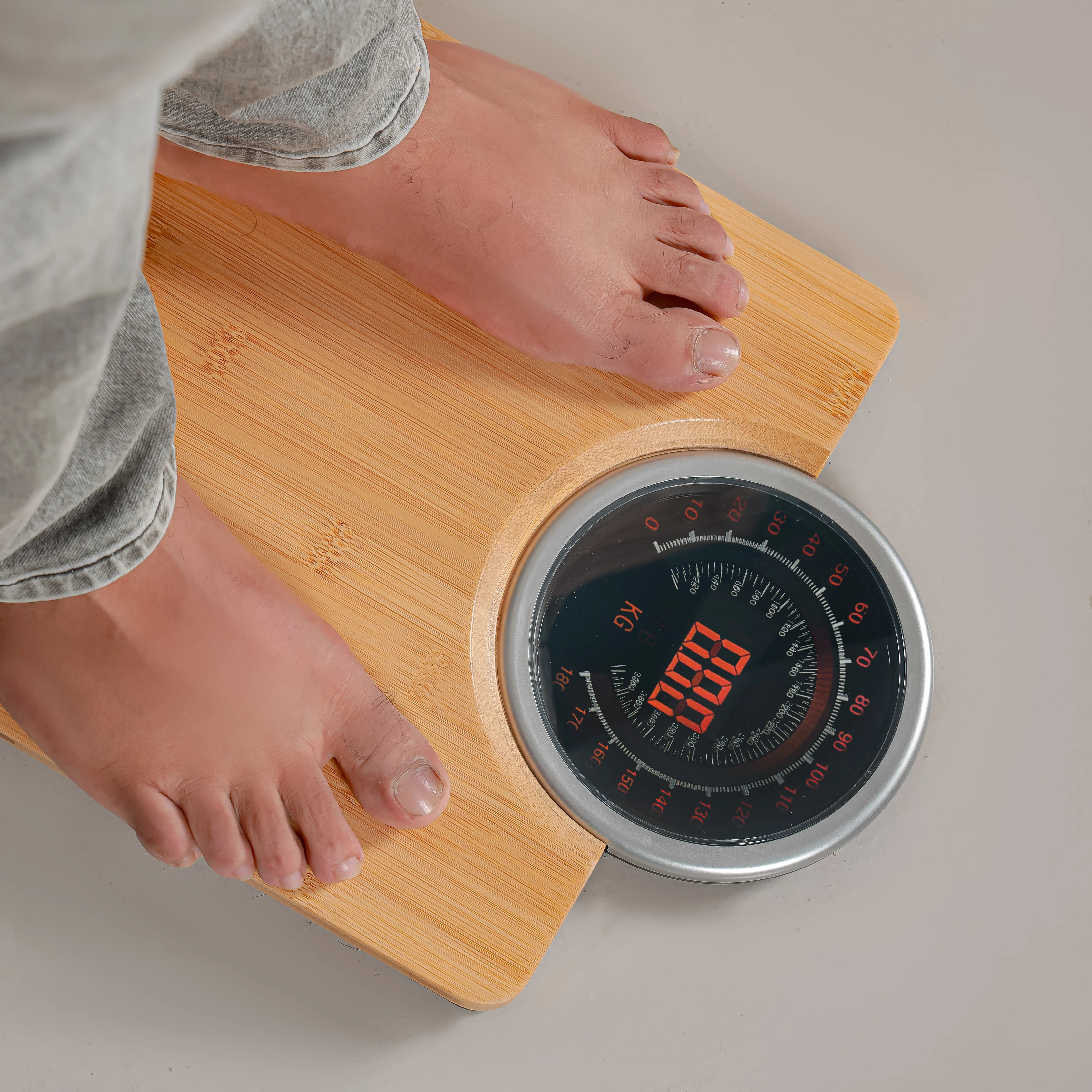 Geepas Electronic Personal Scale GBS46529 | 180kg Capacity | High Precision Gauge Sensor | Digital Display | Bamboo Top with ABS Case & AS Lens | 2-Year Warranty - Image 3