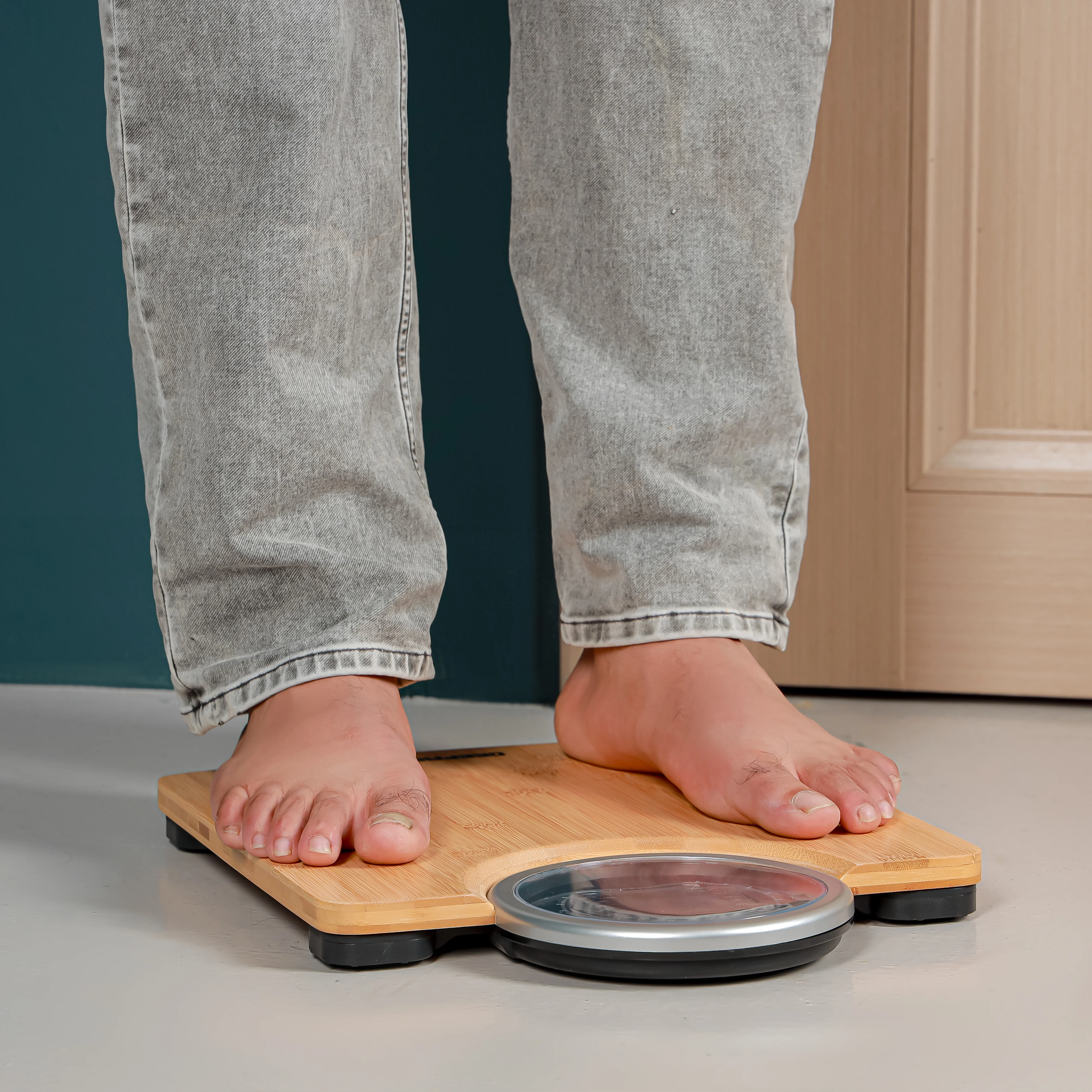 Geepas Electronic Personal Scale GBS46529 | 180kg Capacity | High Precision Gauge Sensor | Digital Display | Bamboo Top with ABS Case & AS Lens | 2-Year Warranty - Image 4
