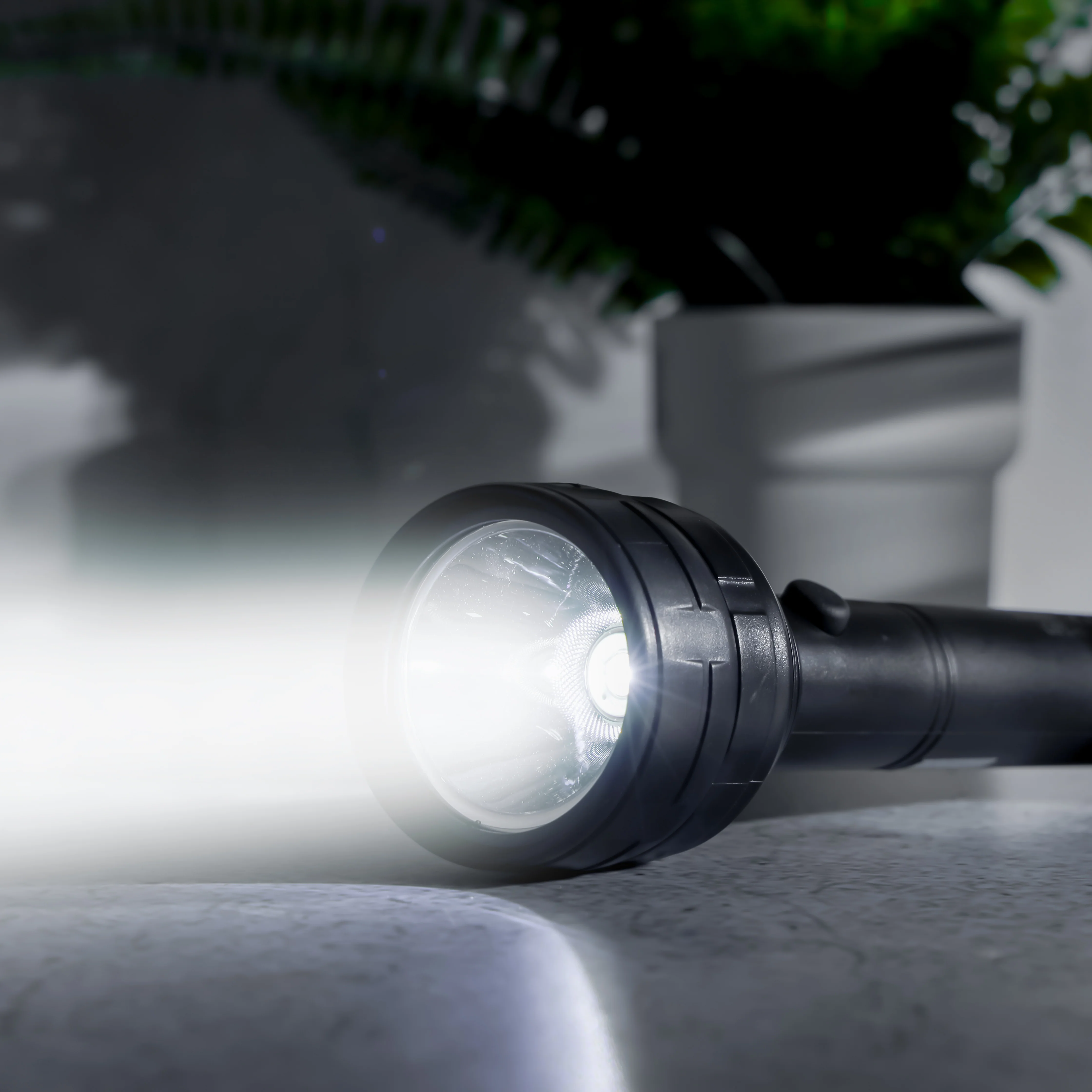Geepas Rechargeable CREE LED Flashlight 2400 mAh battery 178.5 mm- Hyper Bright White Long Range Portable Torch High Beam | Pocket Flashlight with Aluminium Reflector - Image 5