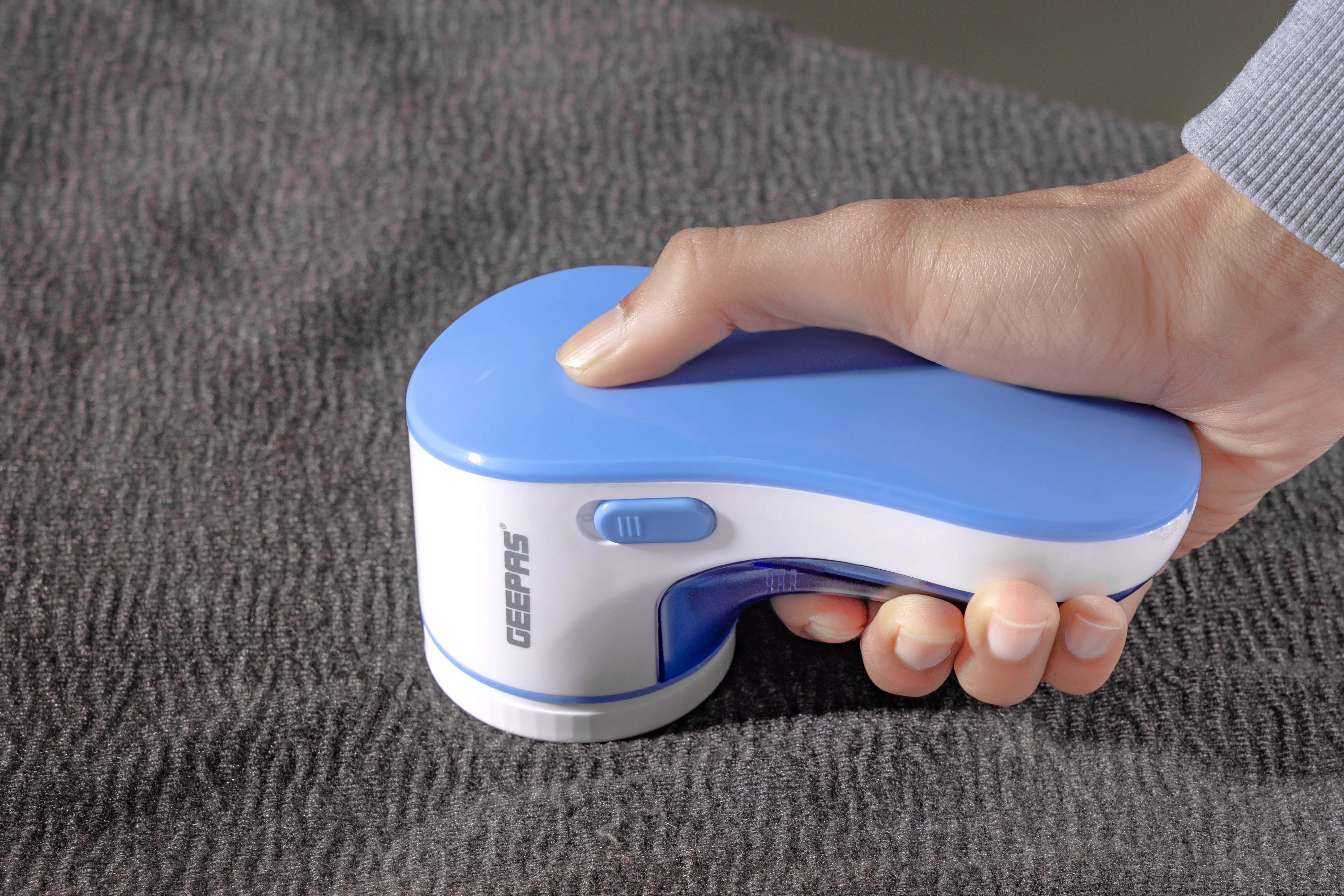 Geepas Lint Remover- GLR63069UK-BL/ Stainless Steel Mesh and Blade/ Large Capacity Detachable Dust Box/ Child Protection Feature/ White and Blue, 2 Years Warranty - Image 4