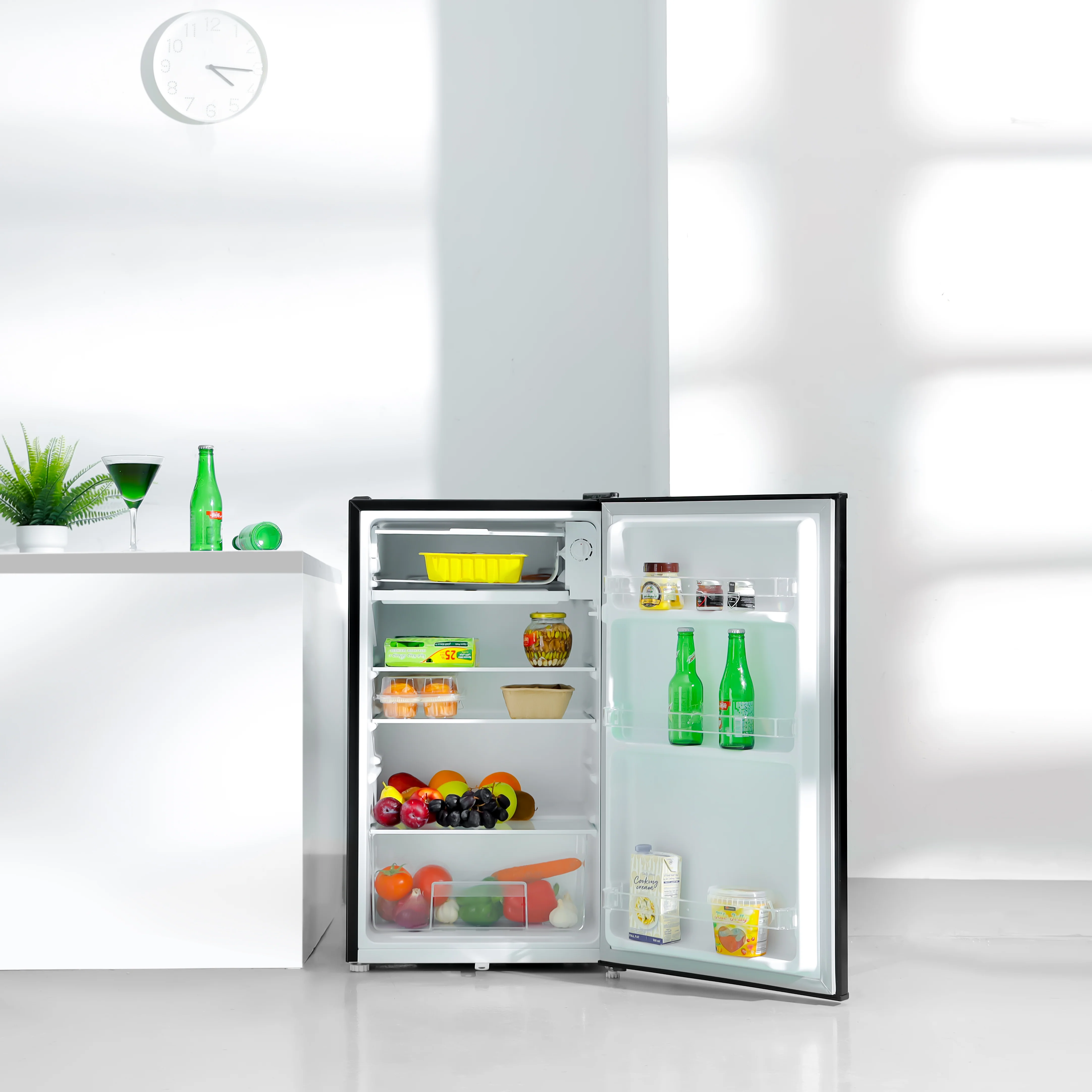 Geepas Single Door Mini Defrost Refrigerator|GRF1212BXE| Mini Fridge| Retro Design| Low Noise| Low Voltage| Quick Cooling| Easy Cleaning| Black - Image 2