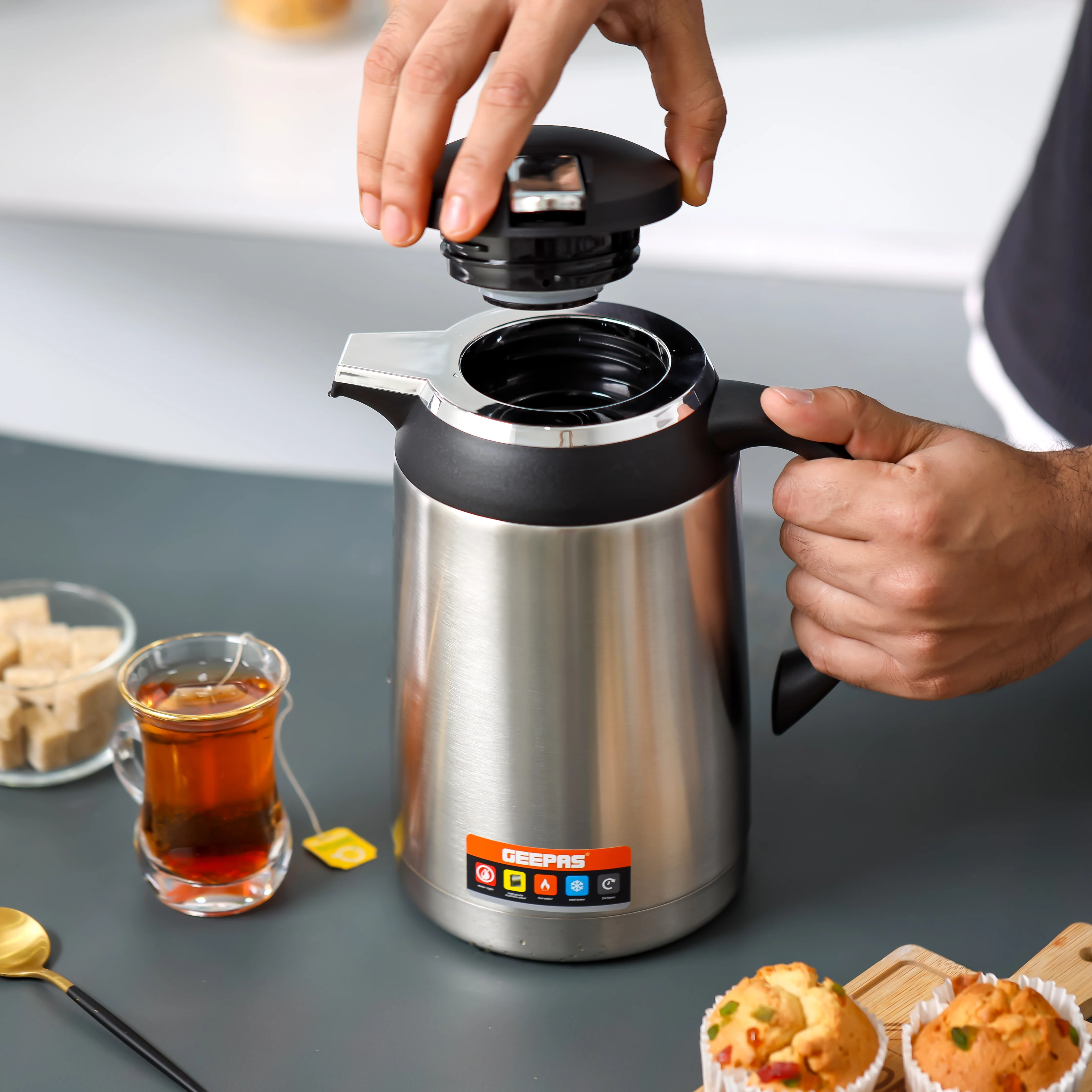 Geepas Stainless Steel Vacuum Flask GVF27022 |1.0L Capacity |Keeps Drinks Hot or Cold for Hours |Durable Build, Easy to Clean, Reusable & Stylish Design |2 Years Warranty - Image 3