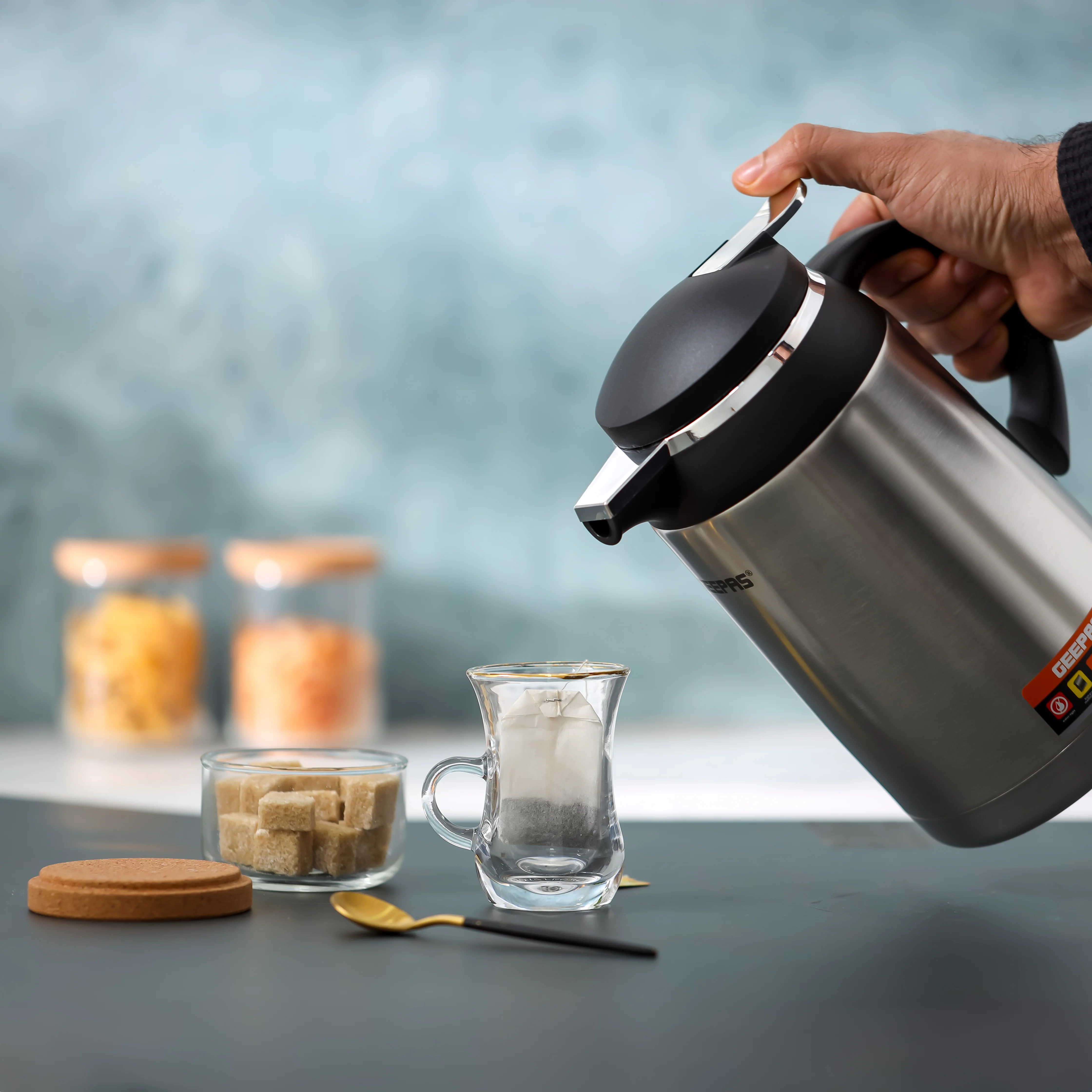 Geepas Stainless Steel Vacuum Flask GVF27022 |1.0L Capacity |Keeps Drinks Hot or Cold for Hours |Durable Build, Easy to Clean, Reusable & Stylish Design |2 Years Warranty - Image 4