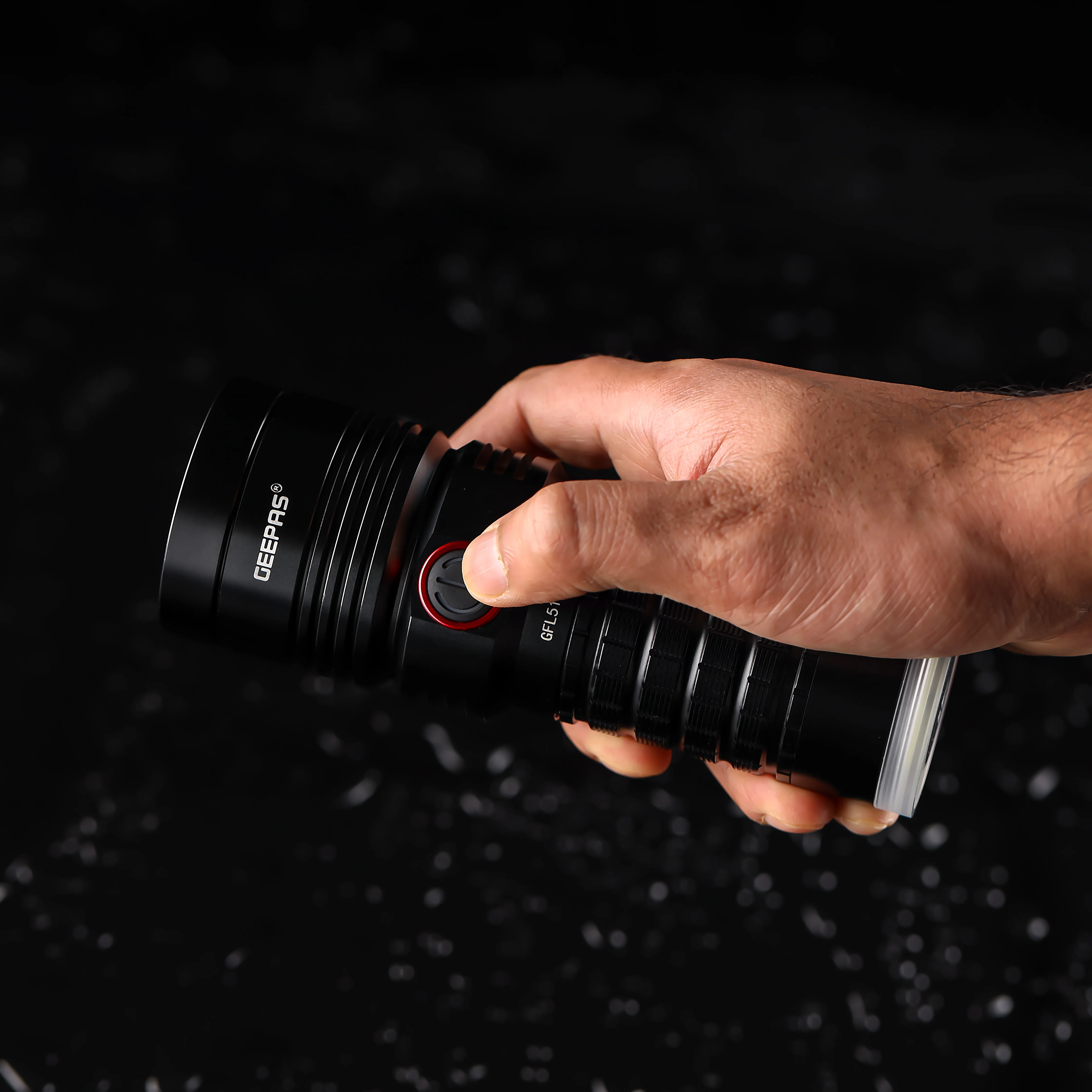 Geepas GFL51062 Rechargeable LED Flashlight with Power Bank – 25W, 3000LM, 6500-8000K, 24h Runtime, IPX6 Waterproof, Aluminum Body, Lithium Battery, Black - Image 4