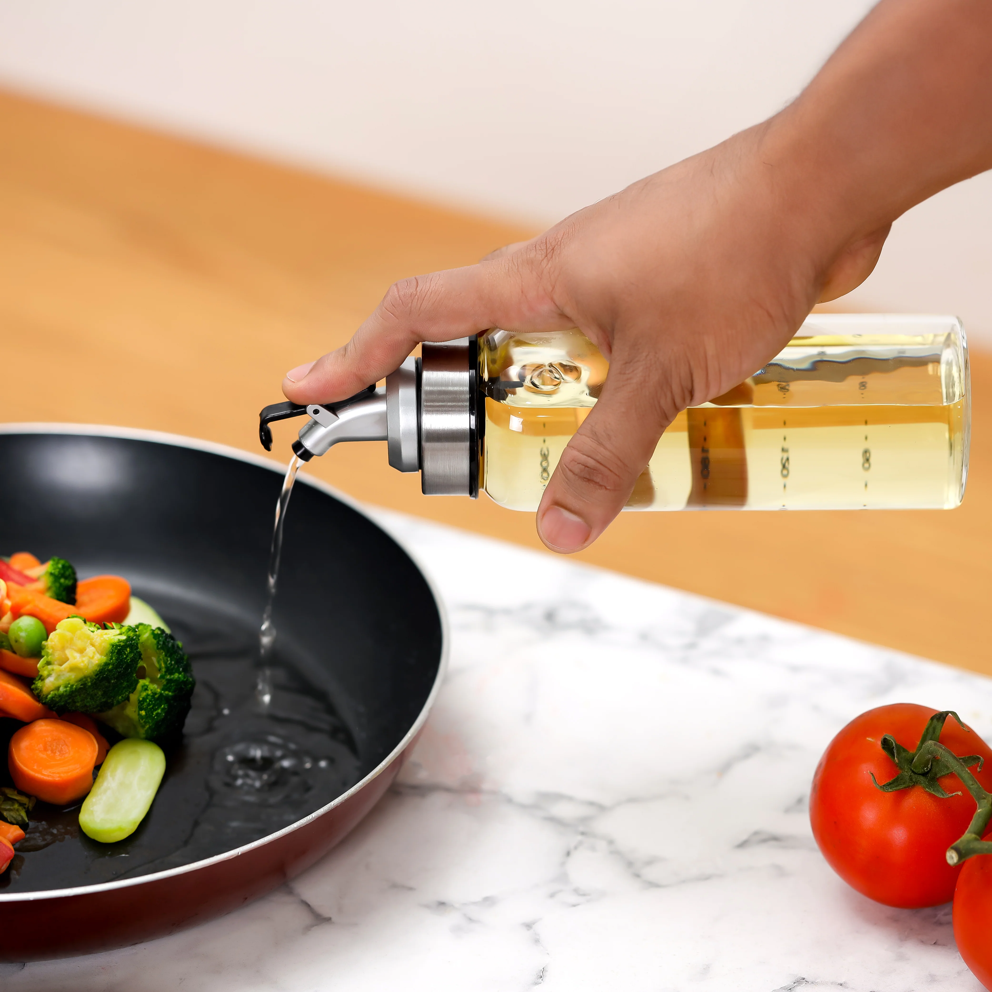 Royalford RF11929 oil bottle 300ml| made of borosilicate glass & stainless steel pouring spout| leak-proof design, BPA-free, ideal for oil, vinegar, sauces & kitchen use| - Image 2