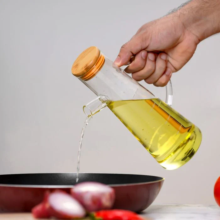 Royalford RF11930 600ml Borosilicate Glass Oil Bottle |Transparent Dispenser with Stainless Steel Lid| Silicone Seal| Easy-Pour Spout & Measurement Scale for Oil & Liquid - Image 4