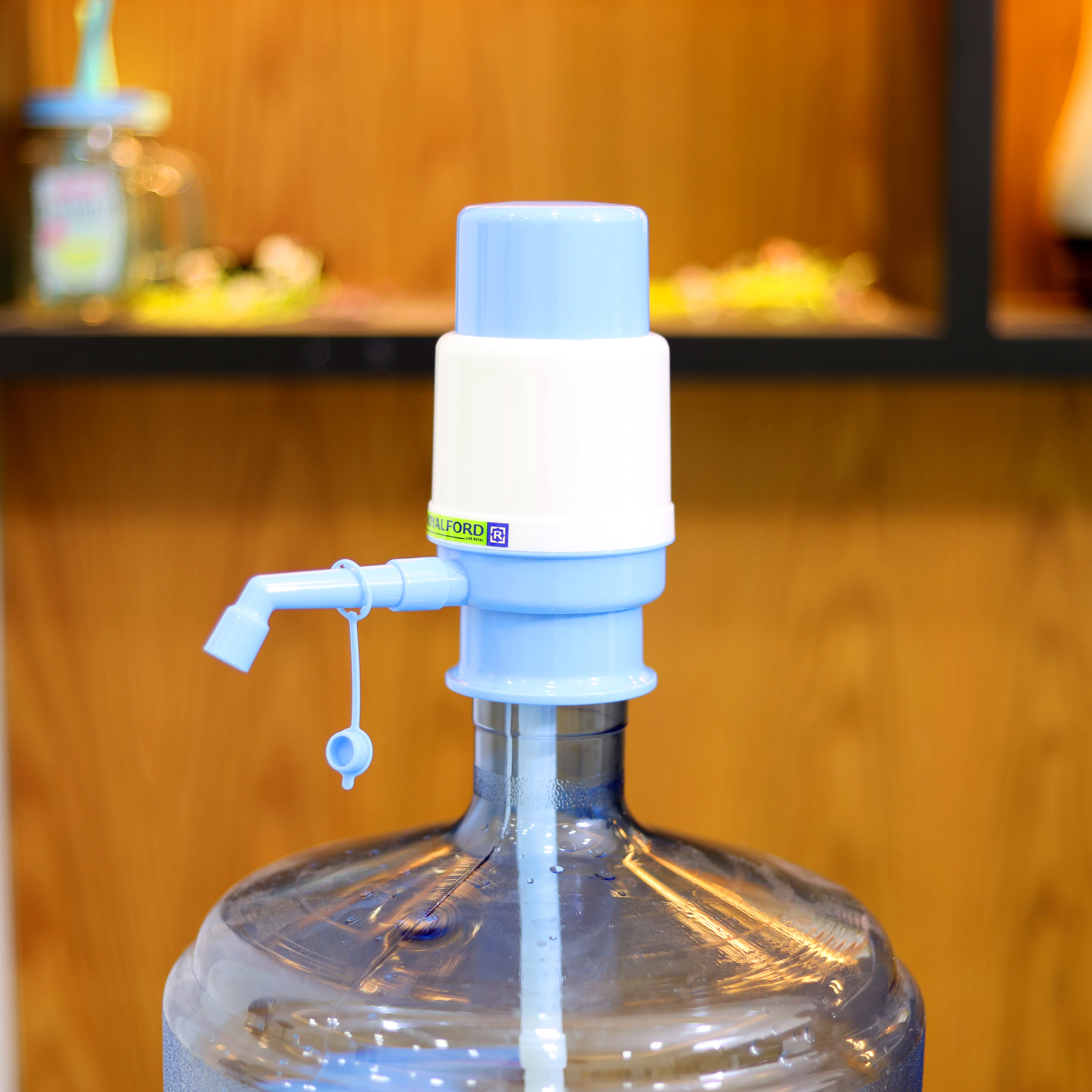 Royalford RF9964 Manual Water Pump with Transparent 2000ml Capacity | BPA-Free Food-Grade Bottle Pump | Innovative Vacuum Technology | Perfect For Easy Water Dispensing - Image 4